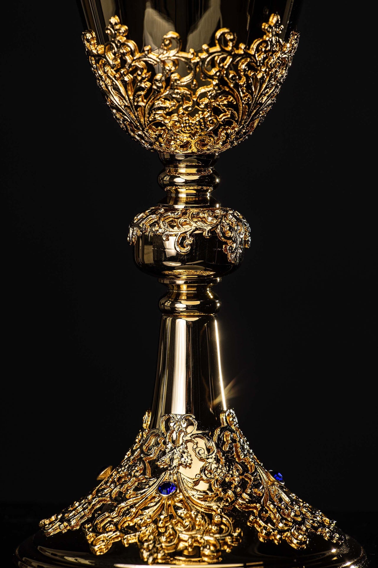 Cáliz de misa artesanal bañado en oro y adornado con zafiros