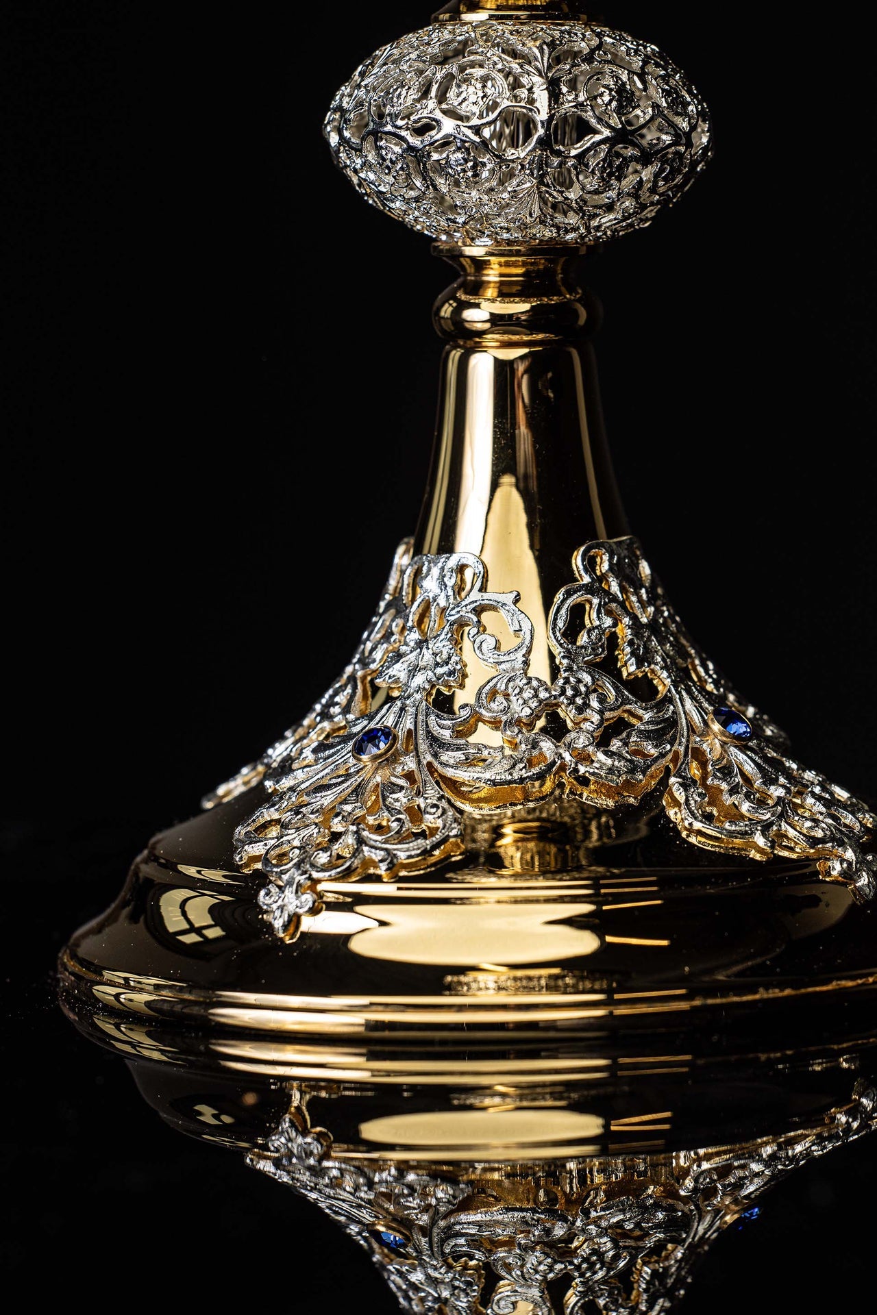 Cáliz de misa artesanal bañado en oro y adornado con zafiros