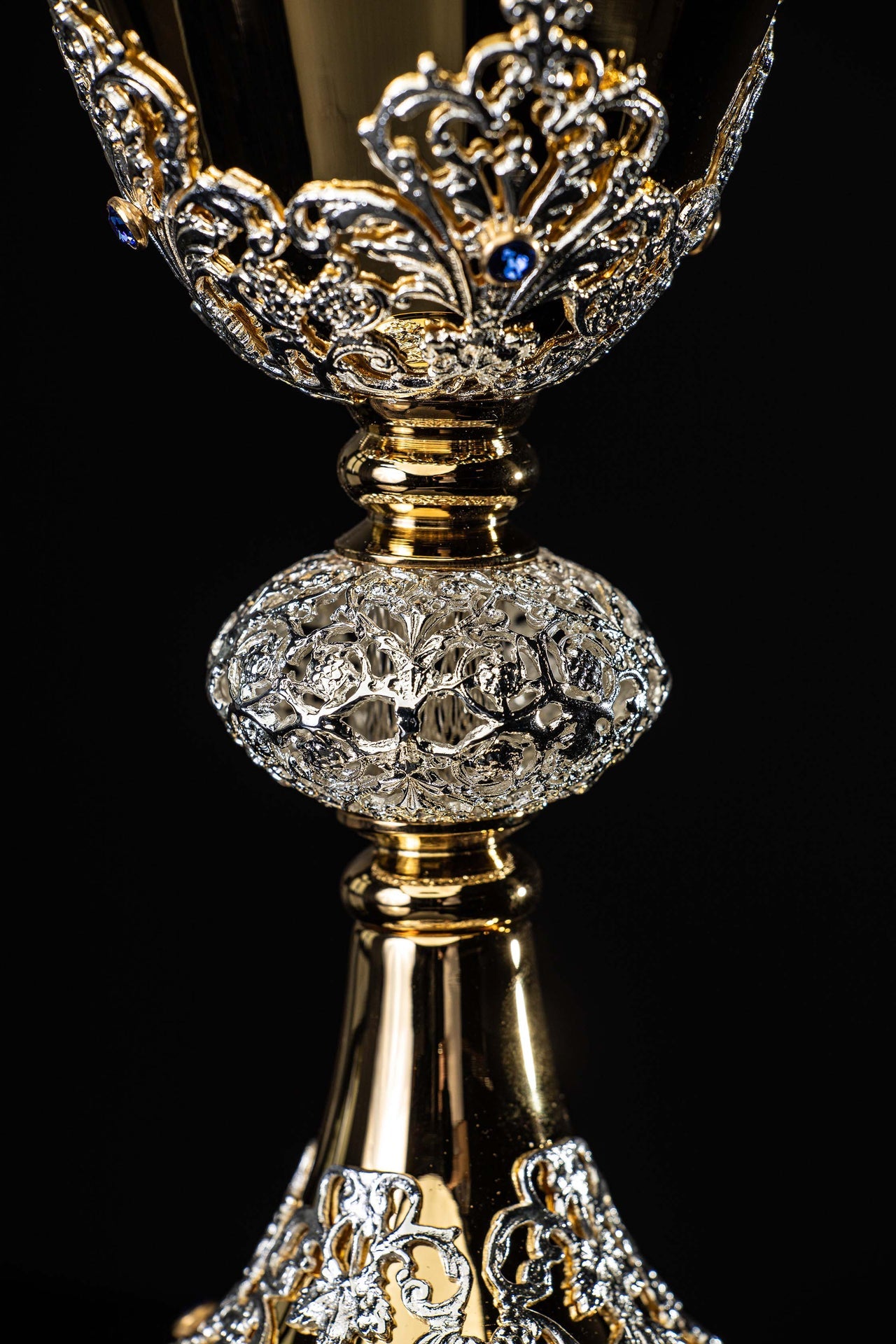 Cáliz de misa artesanal bañado en oro y adornado con zafiros