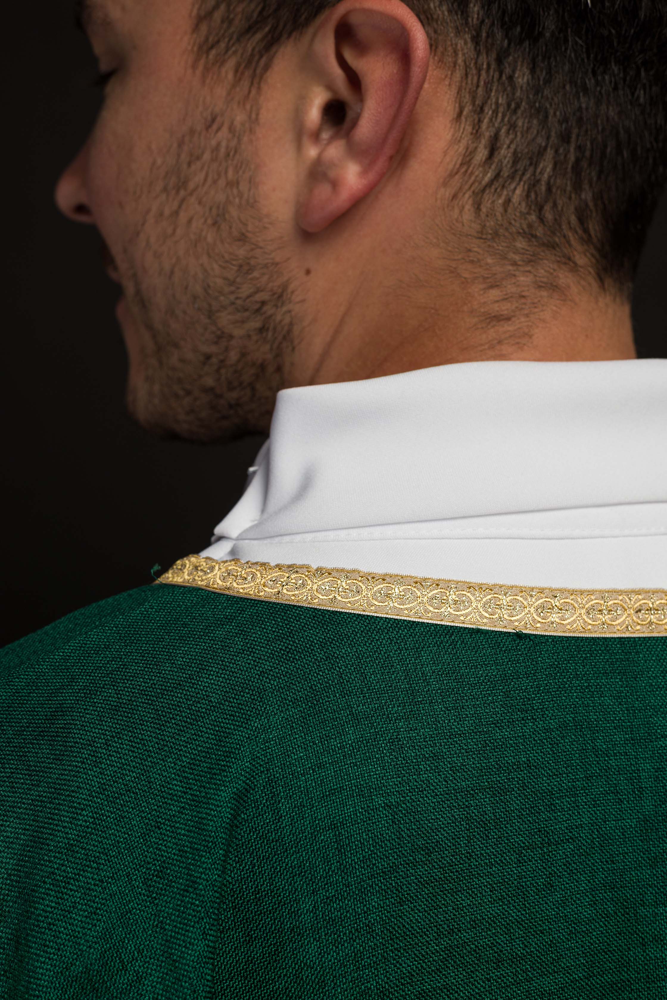 Casula litúrgica verde com bordado IHS dourado