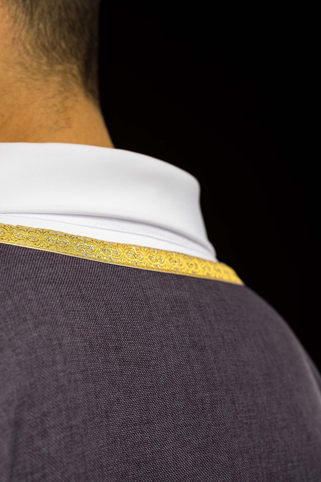 Casulla litúrgica morada con bordado dorado IHS