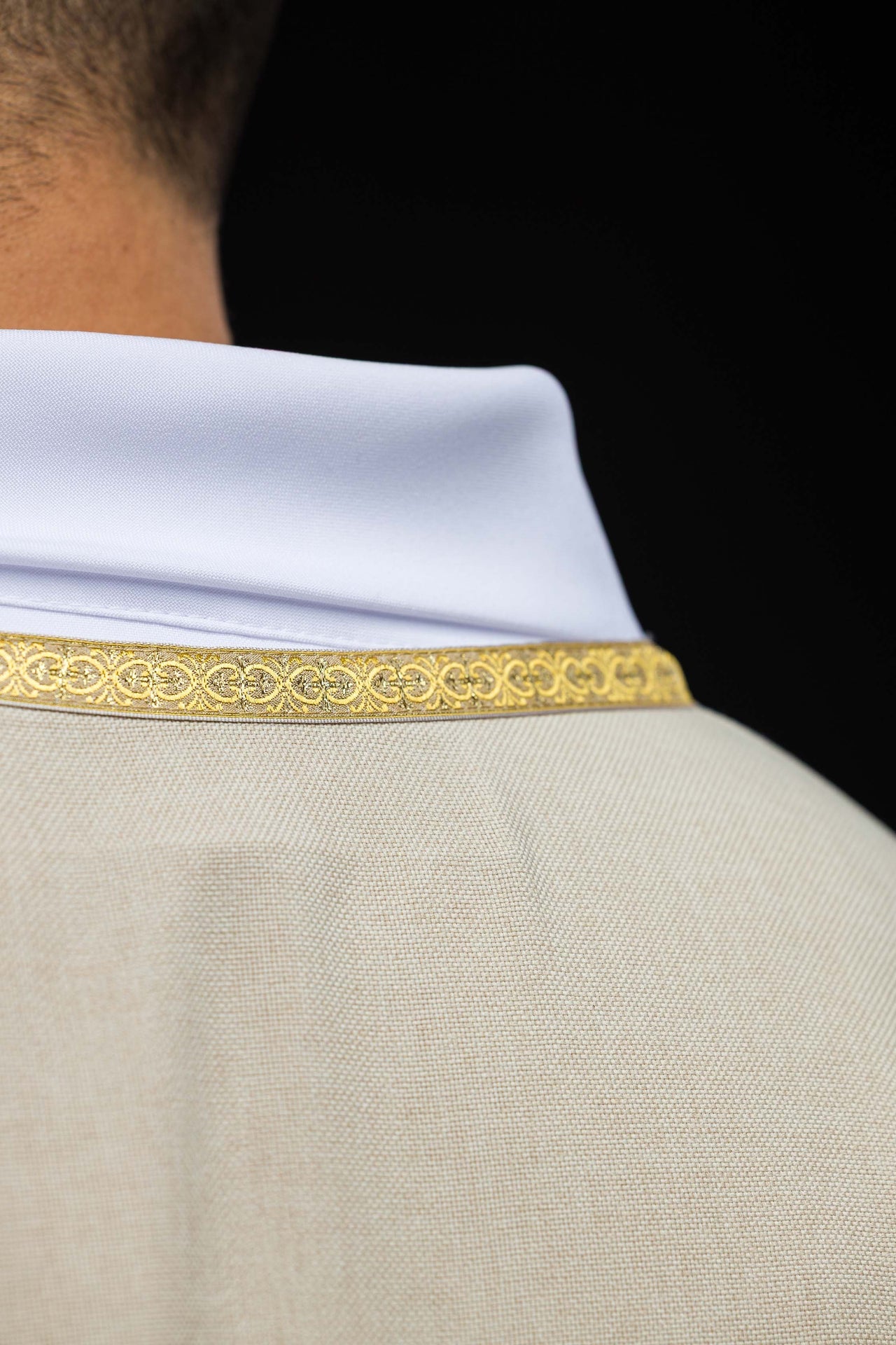 Casulla litúrgica color marfil con bordado dorado IHS