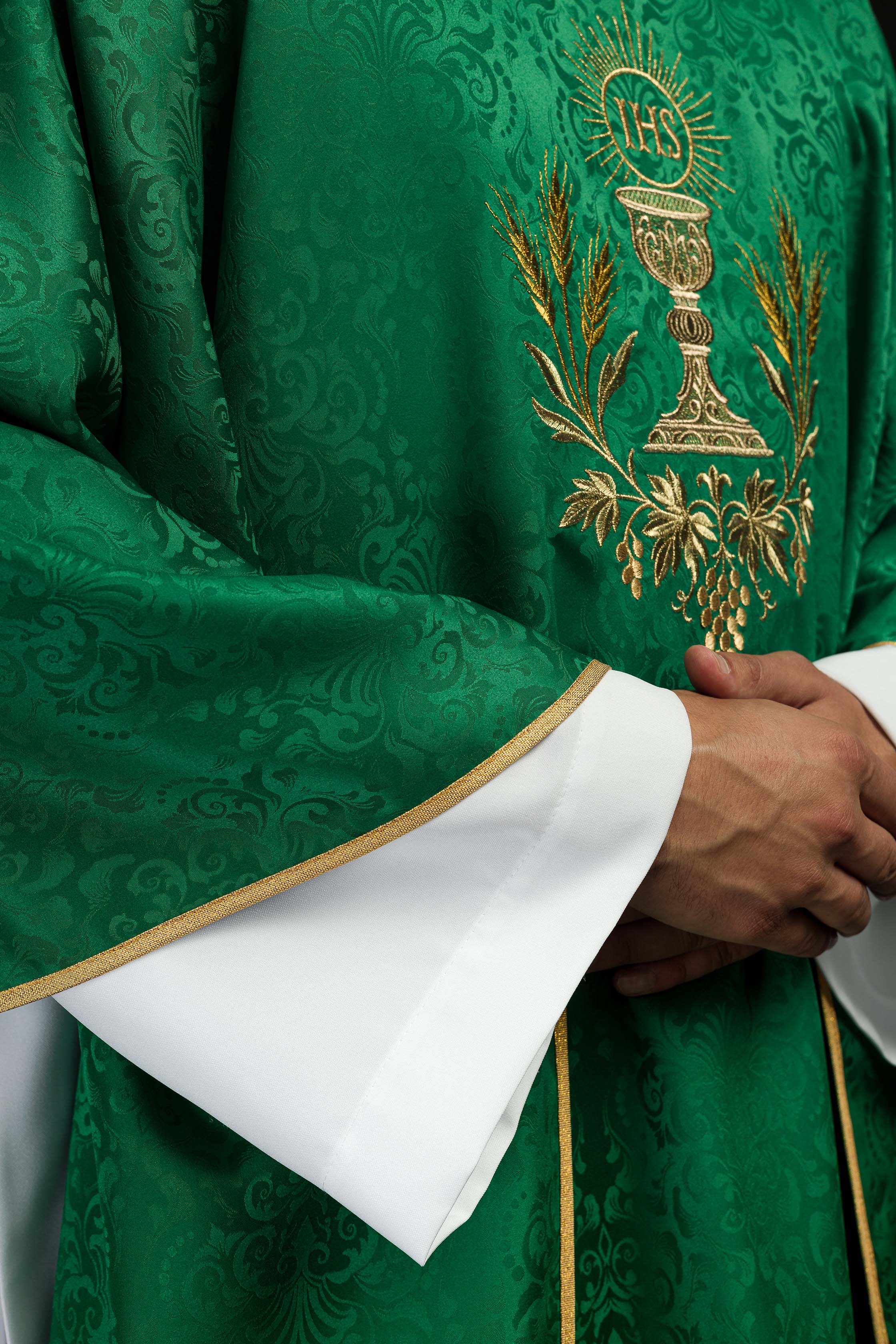 Casula litúrgica verde com bordado de cálice e hóstia em tecido jacquard