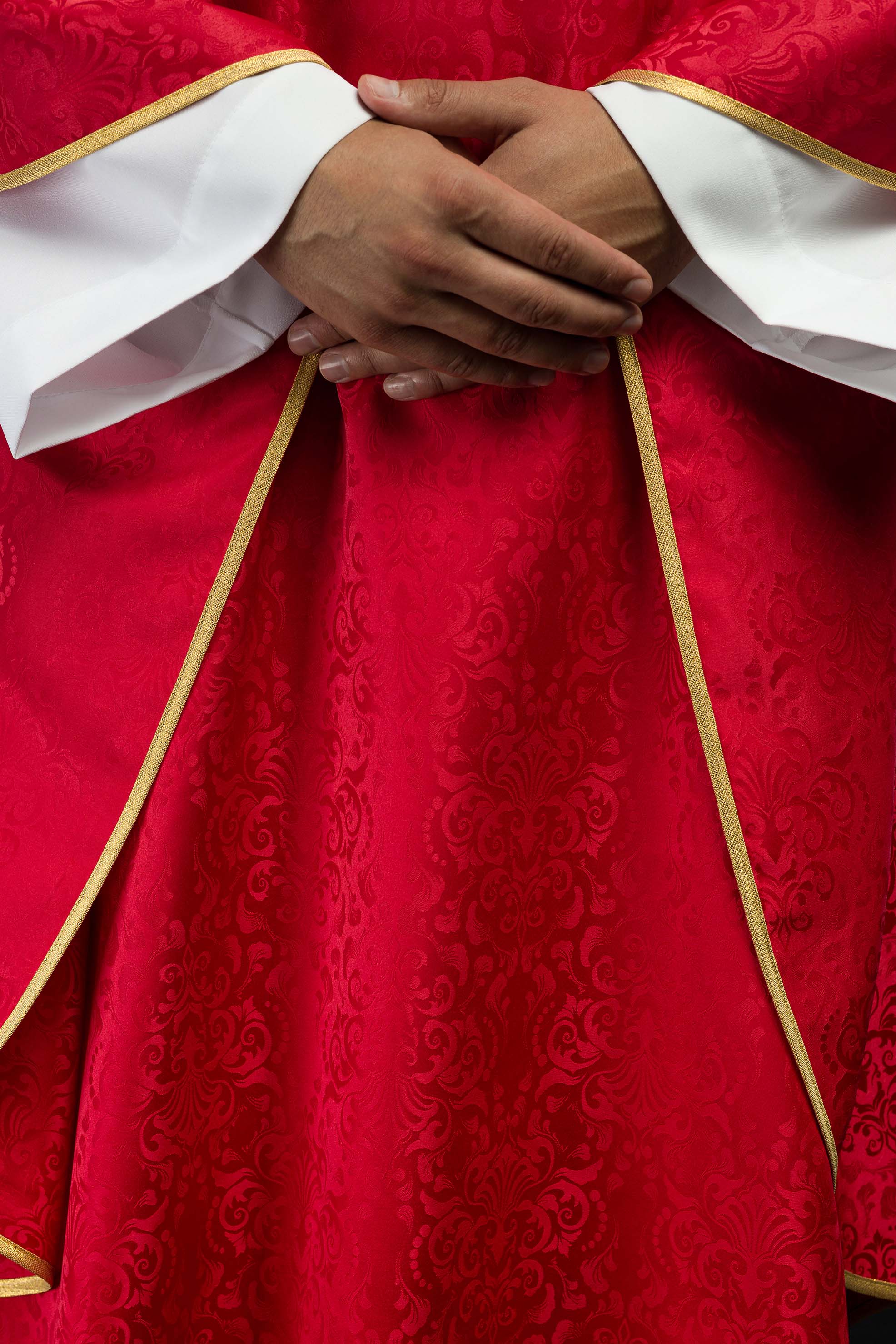 Casula litúrgica vermelha com bordado de cálice e hóstia em tecido jacquard