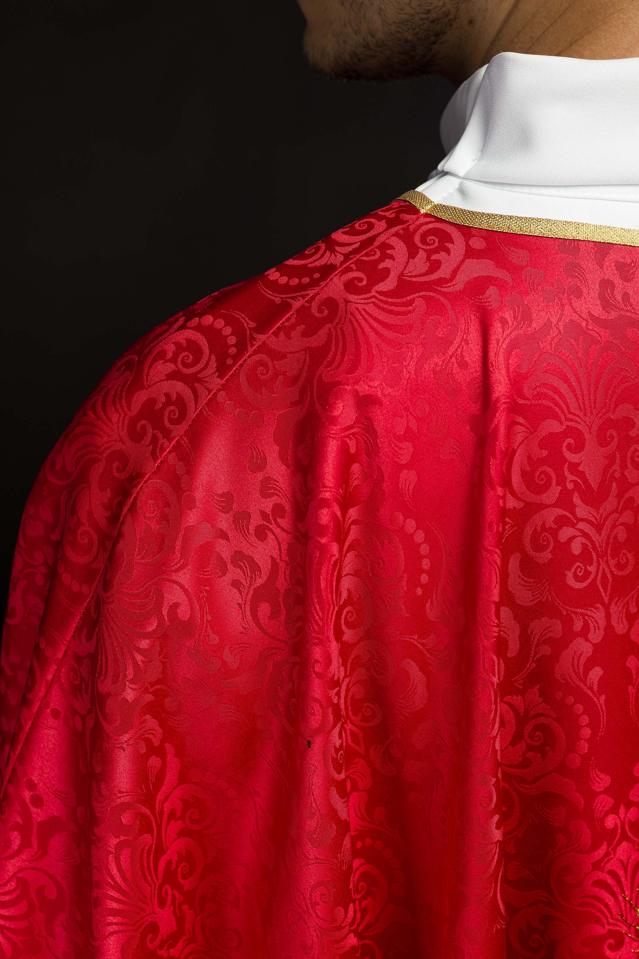 Casula litúrgica vermelha com bordado de cálice e hóstia em tecido jacquard