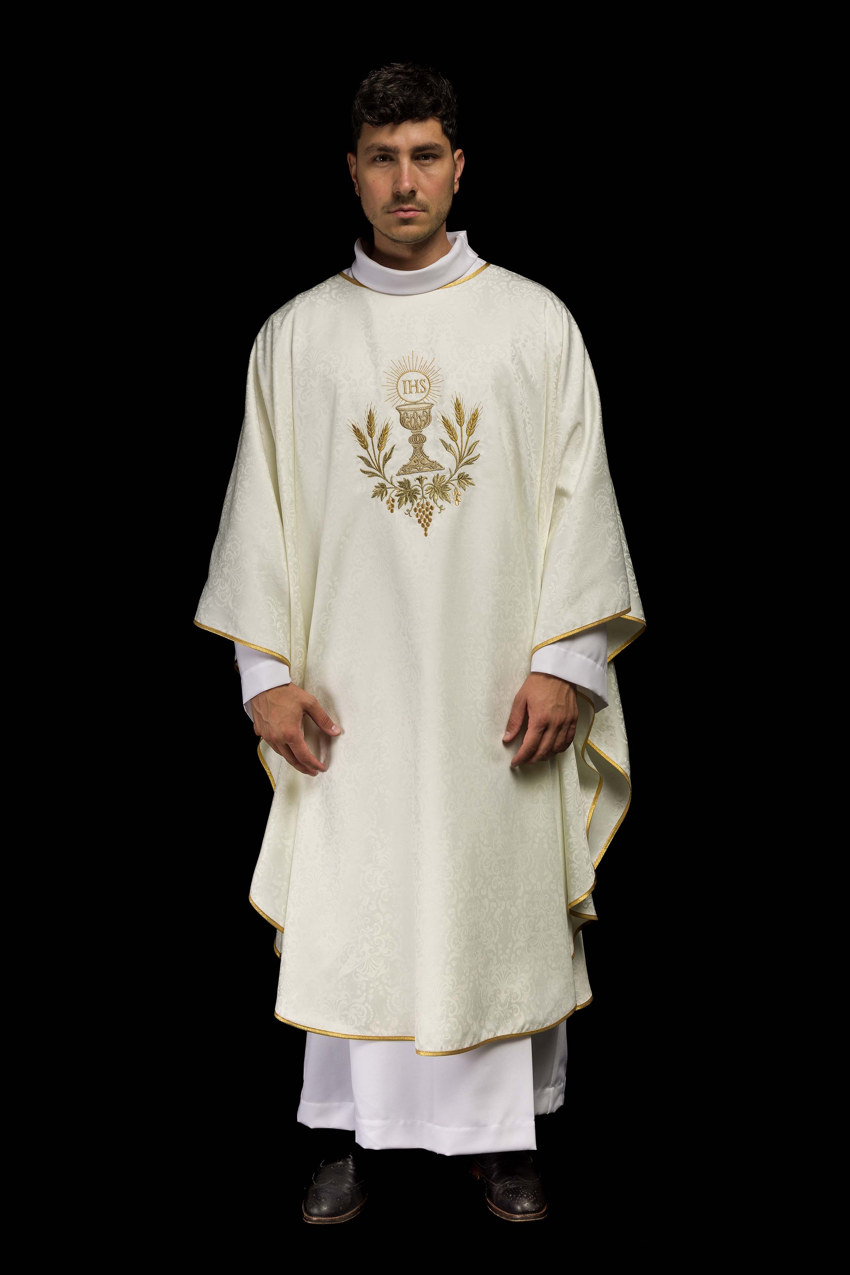 Casula litúrgica em cru com bordado de cálice e hóstia em tecido jacquard