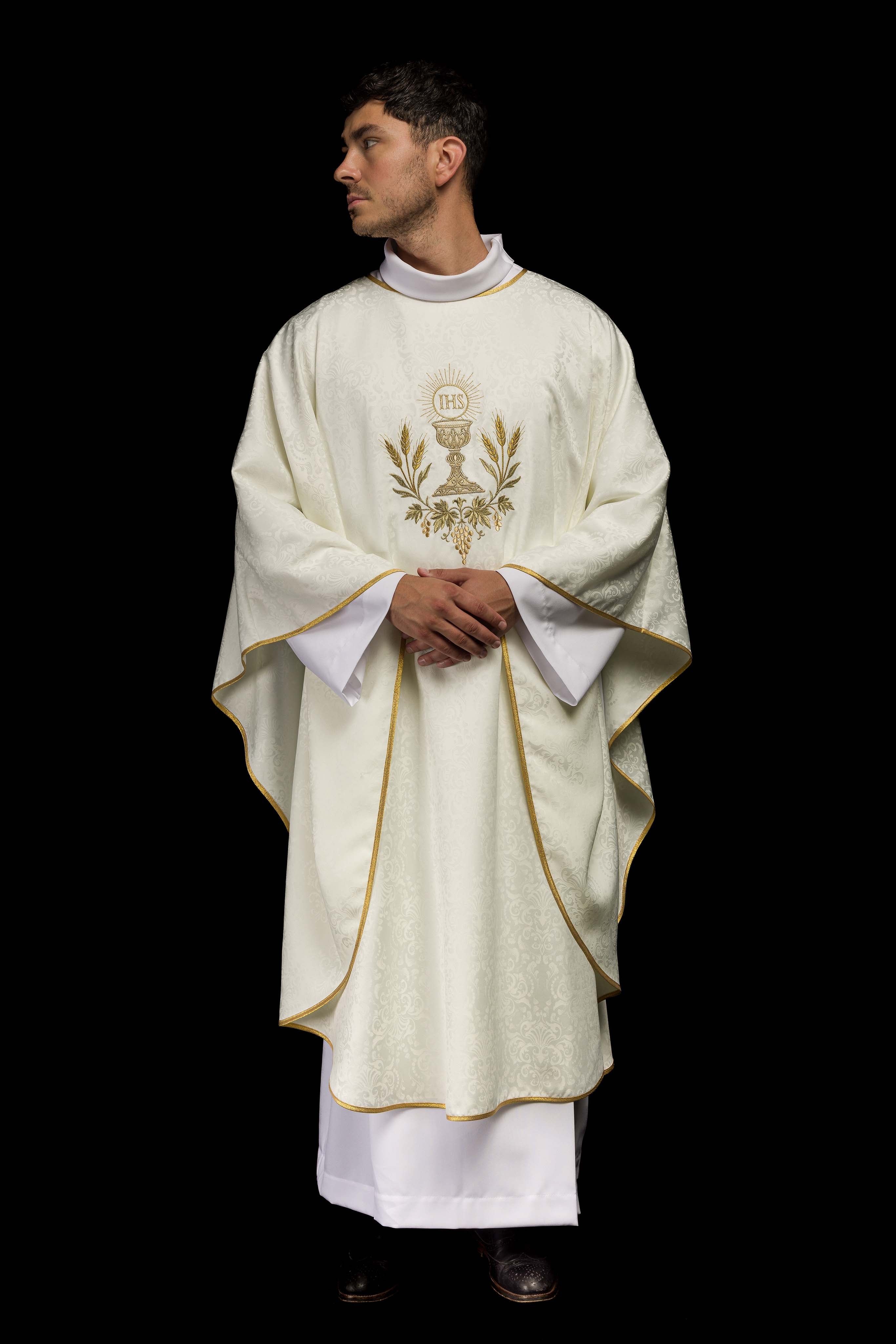 Casula litúrgica em cru com bordado de cálice e hóstia em tecido jacquard