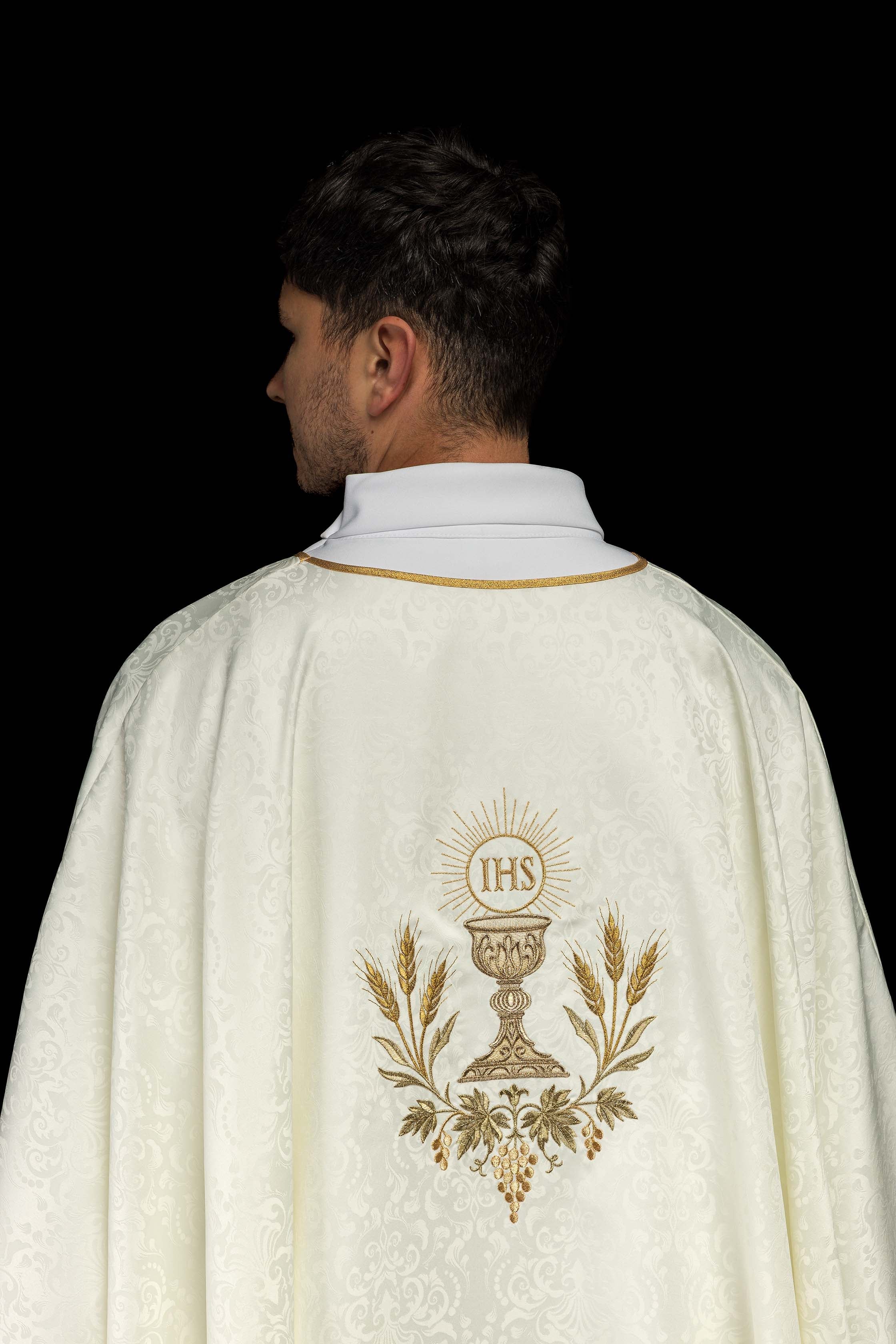 Casula litúrgica em cru com bordado de cálice e hóstia em tecido jacquard
