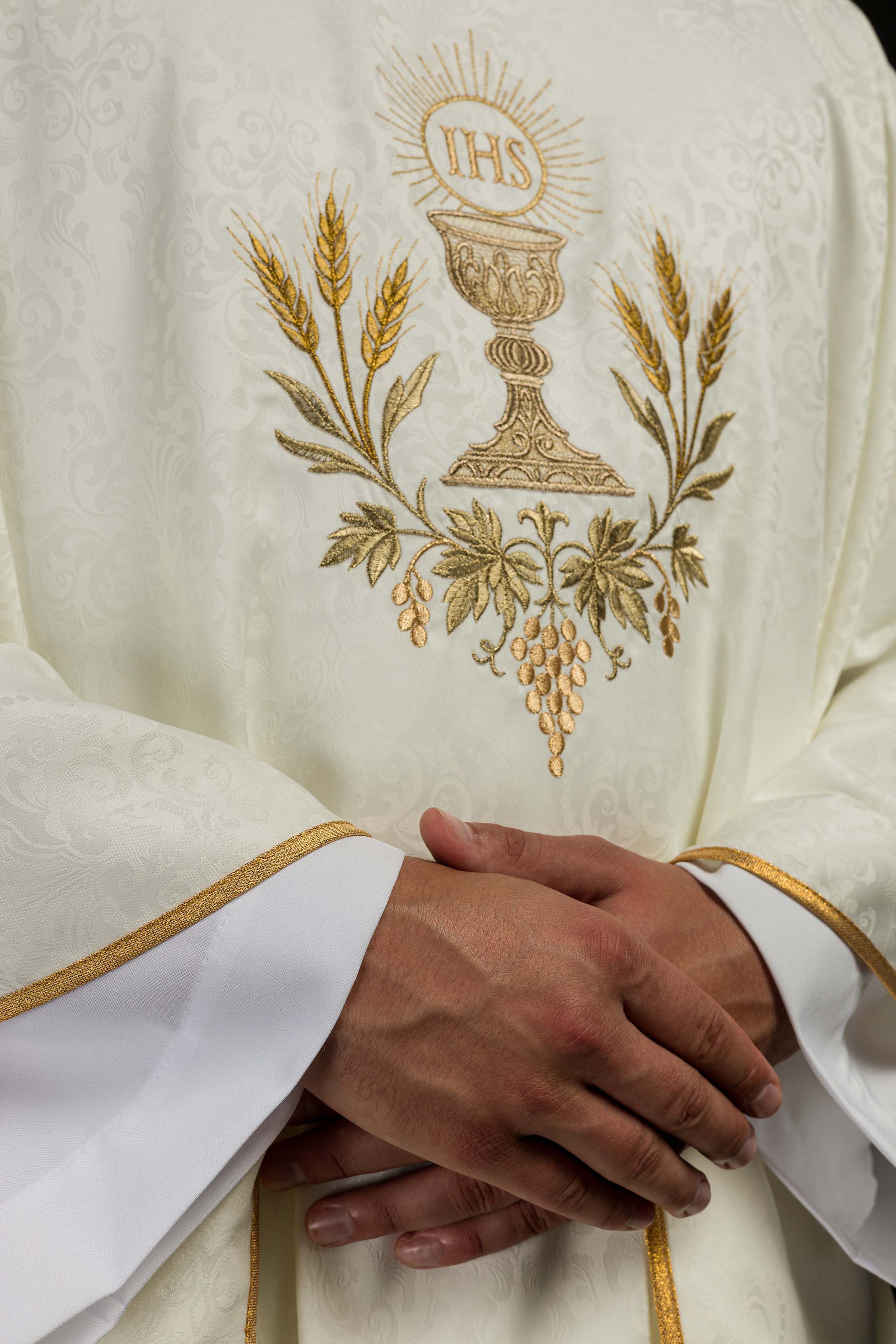 Casula litúrgica em cru com bordado de cálice e hóstia em tecido jacquard