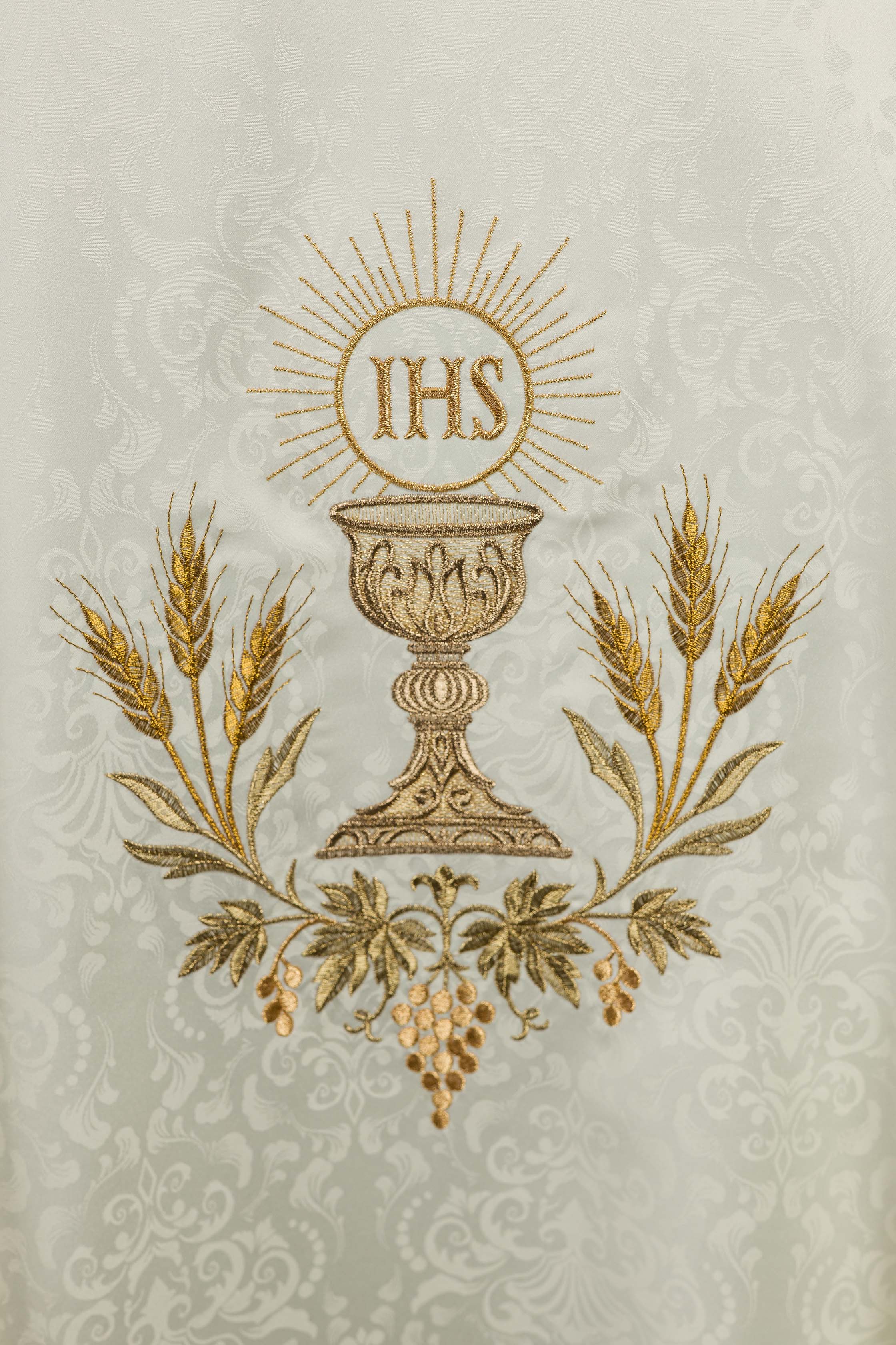 Casula litúrgica em cru com bordado de cálice e hóstia em tecido jacquard