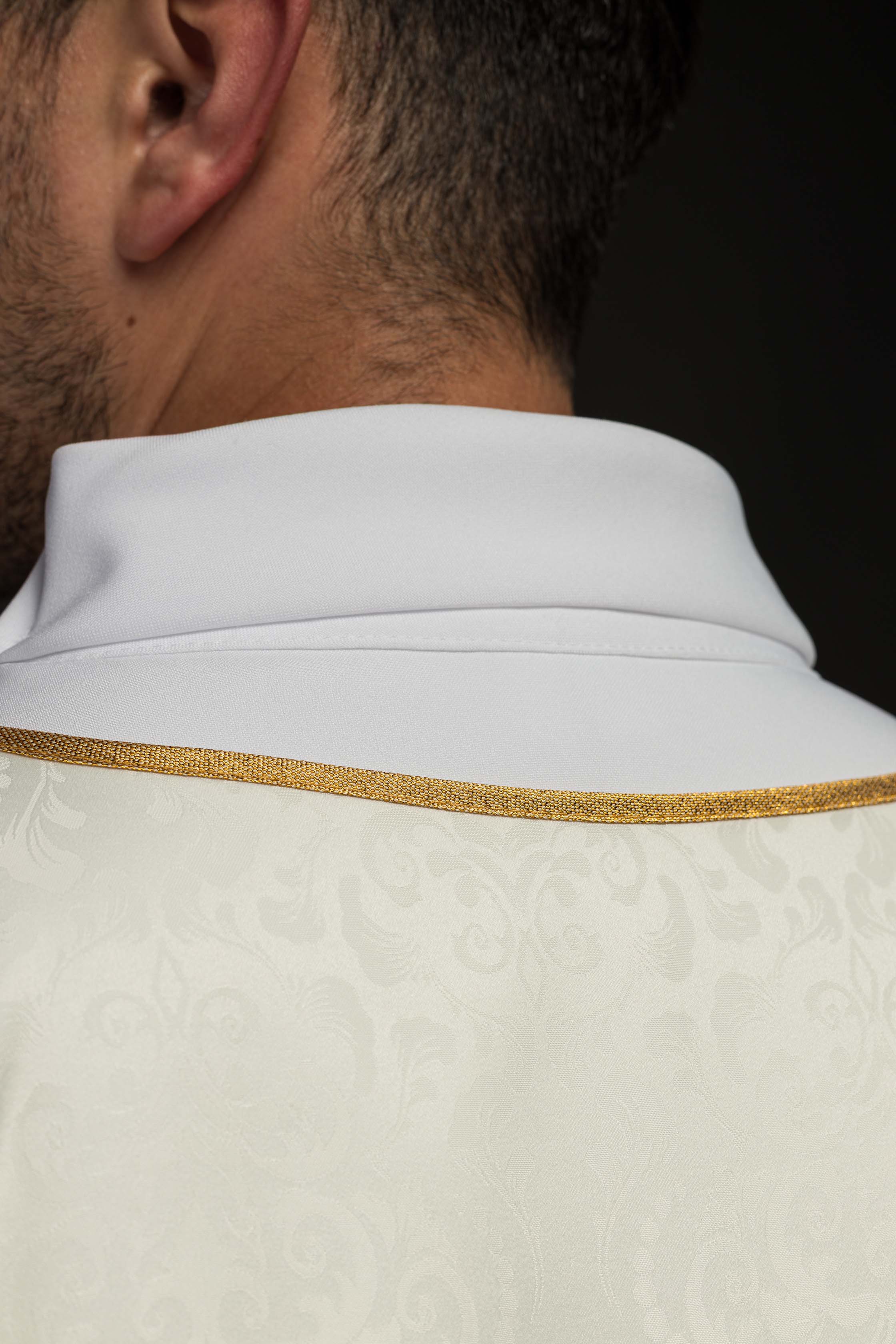 Casula litúrgica em cru com bordado de cálice e hóstia em tecido jacquard