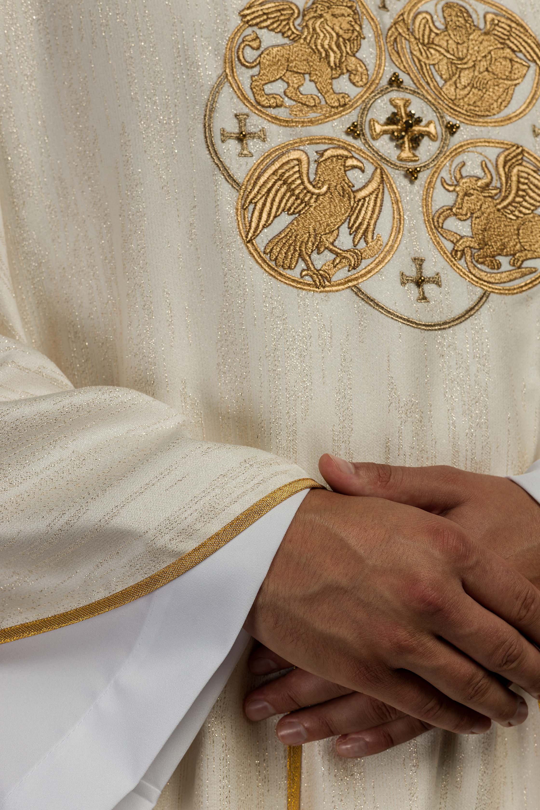 Casula crua com bordado dos 4 Evangelistas em tecido decorativo