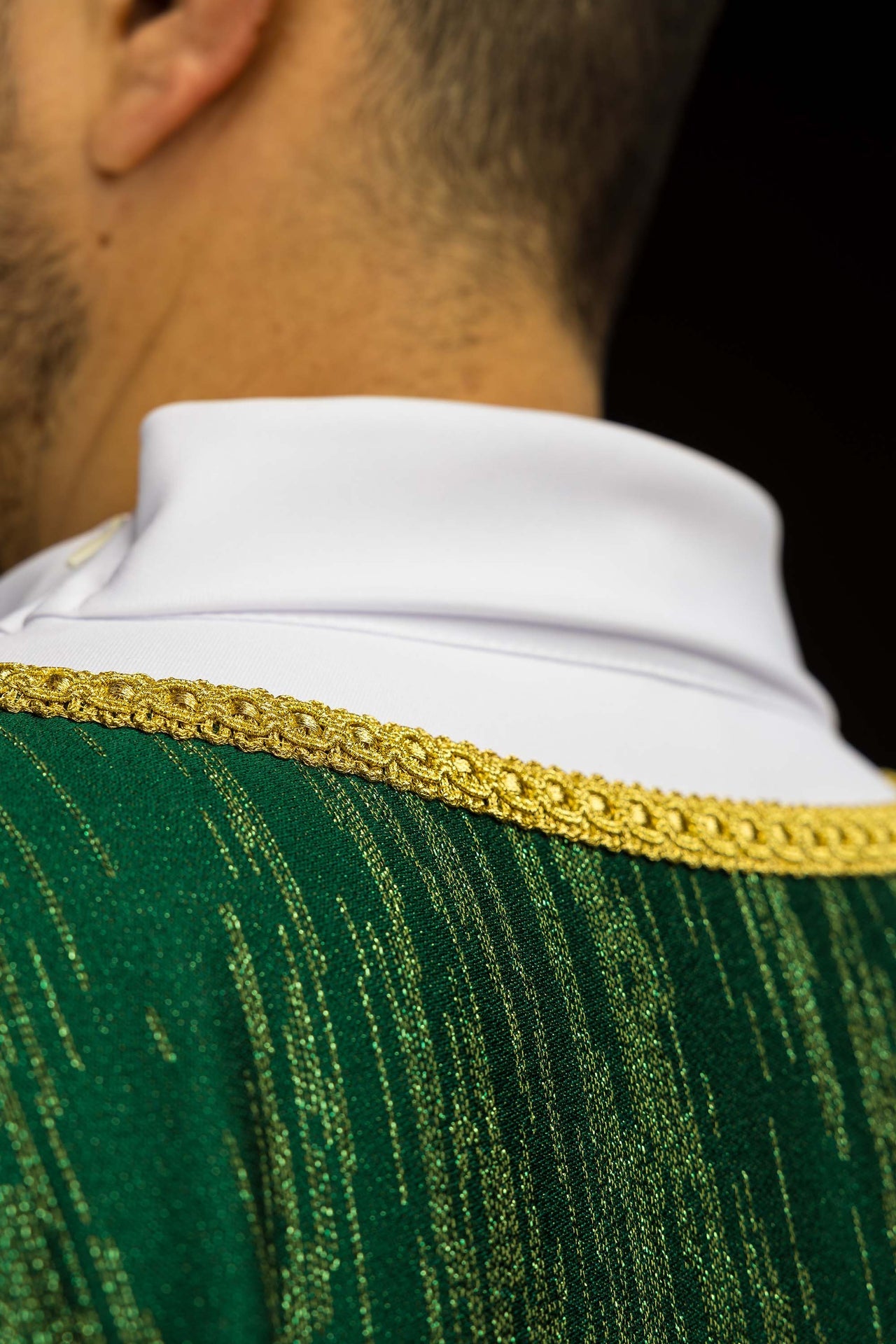 Casulla verde con motivo de cruz bordada en tejido decorativo