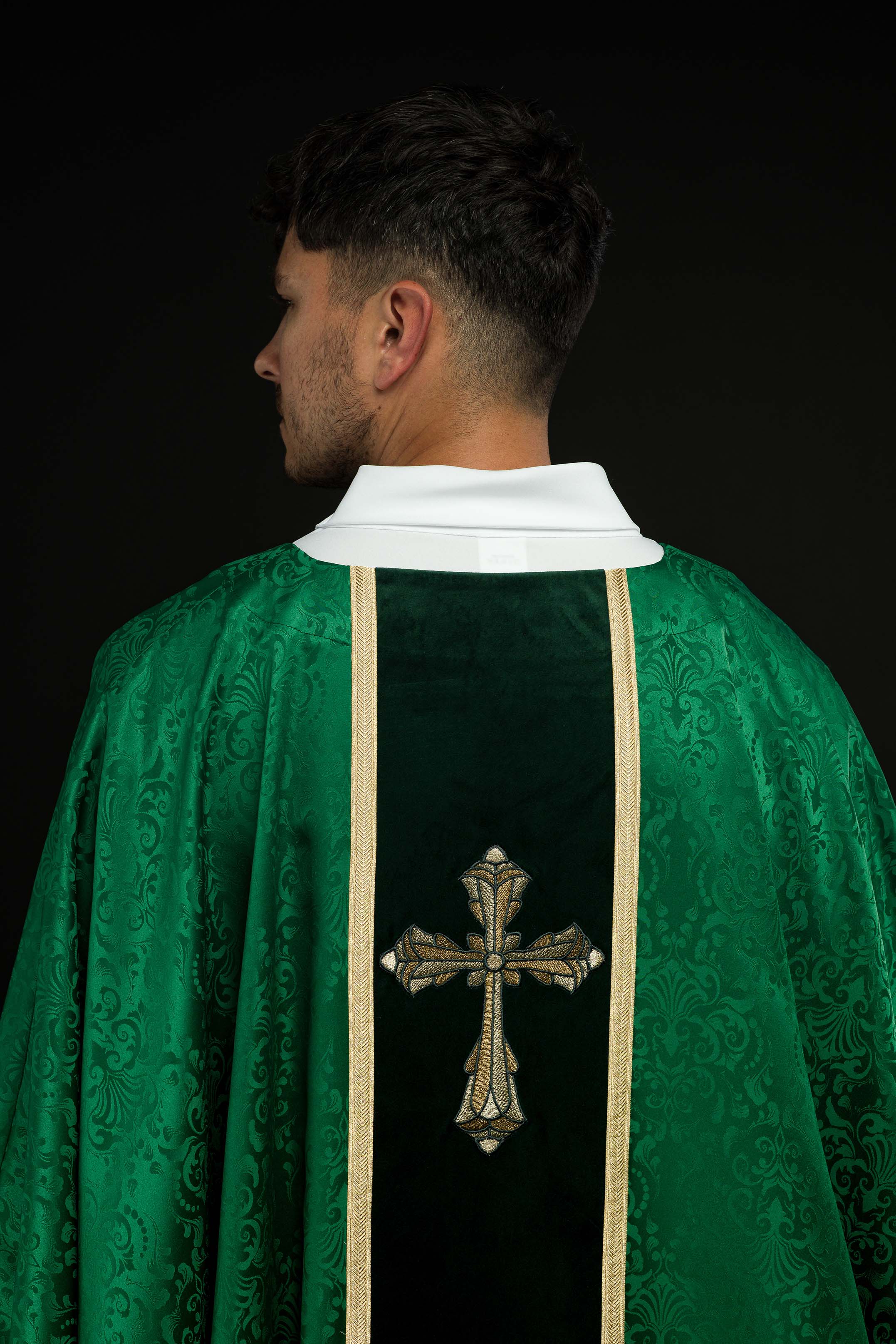 Casula litúrgica verde com estola e cruz bordada a jacquard