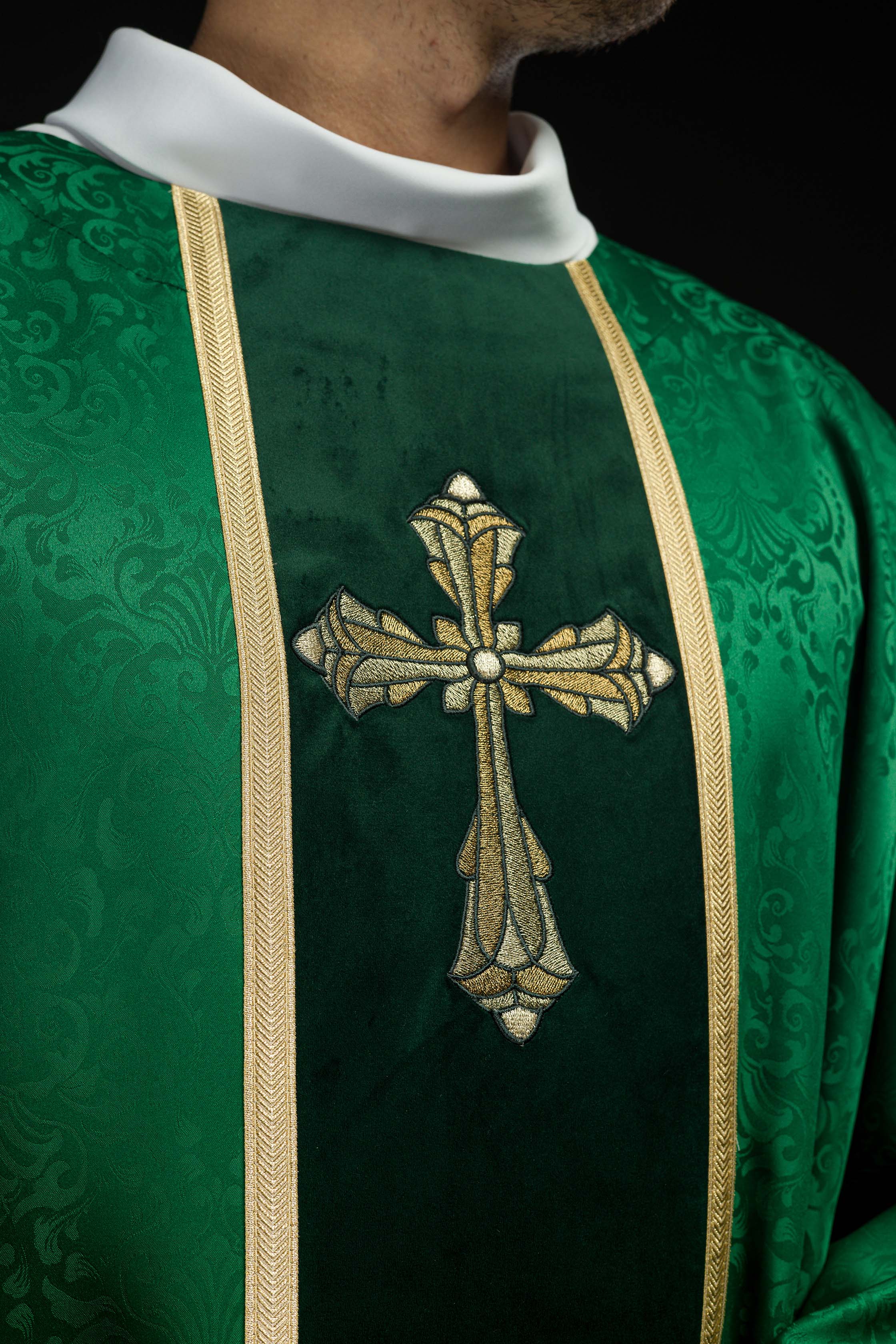 Casula litúrgica verde com estola e cruz bordada a jacquard
