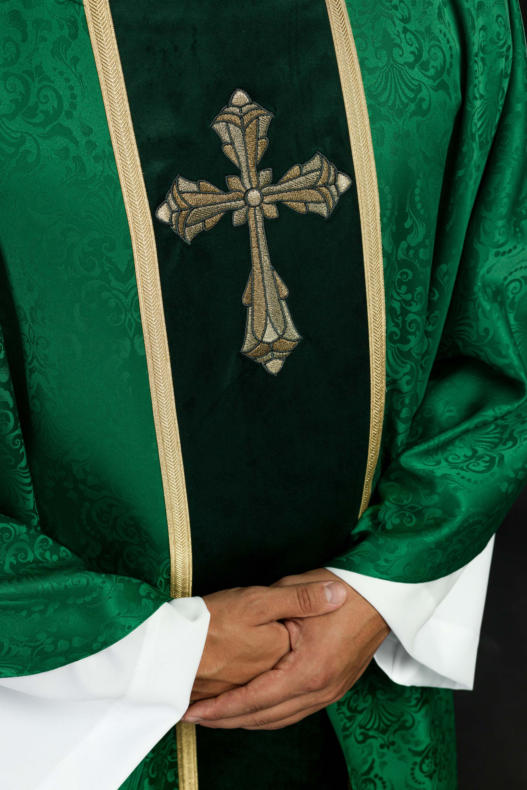 Casula litúrgica verde com estola e cruz bordada a jacquard