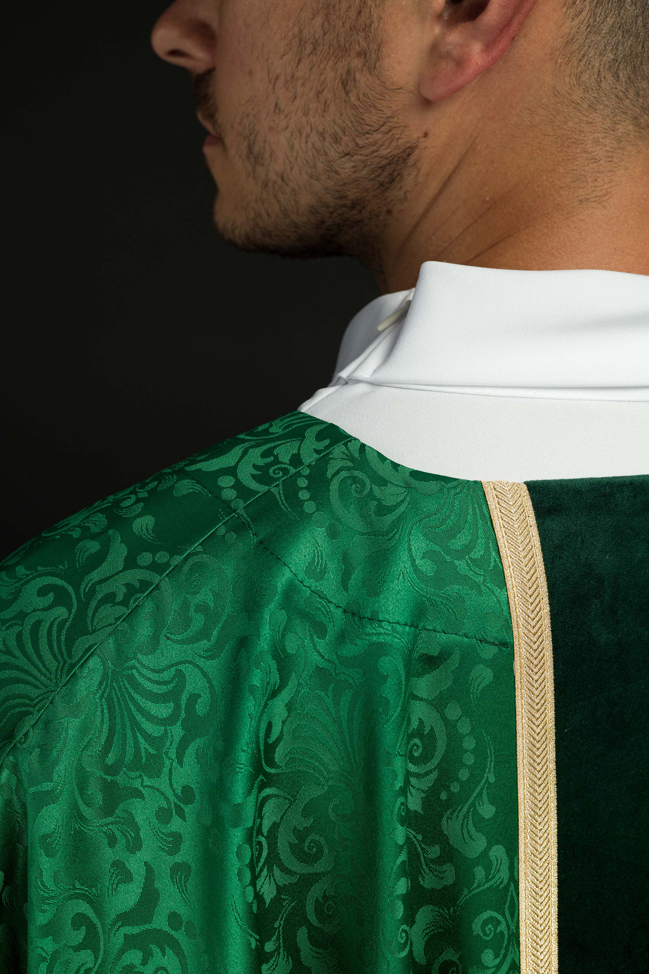 Casula litúrgica verde com estola e cruz bordada a jacquard