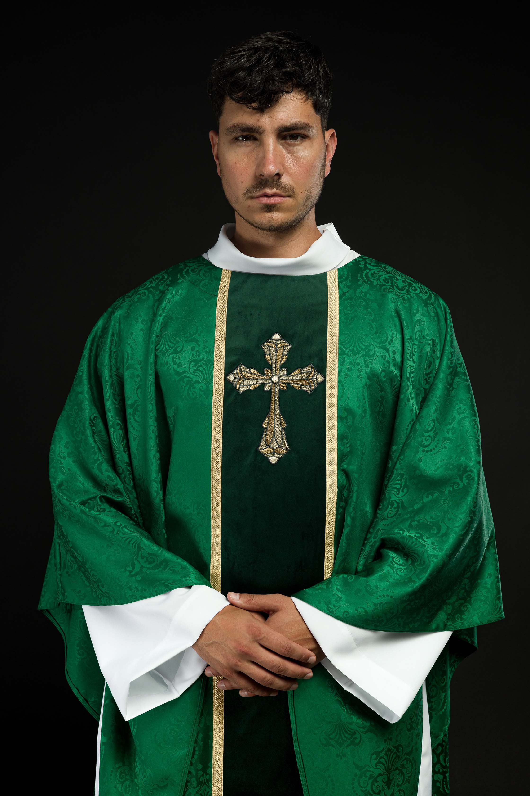 Casula litúrgica verde com estola e cruz bordada a jacquard