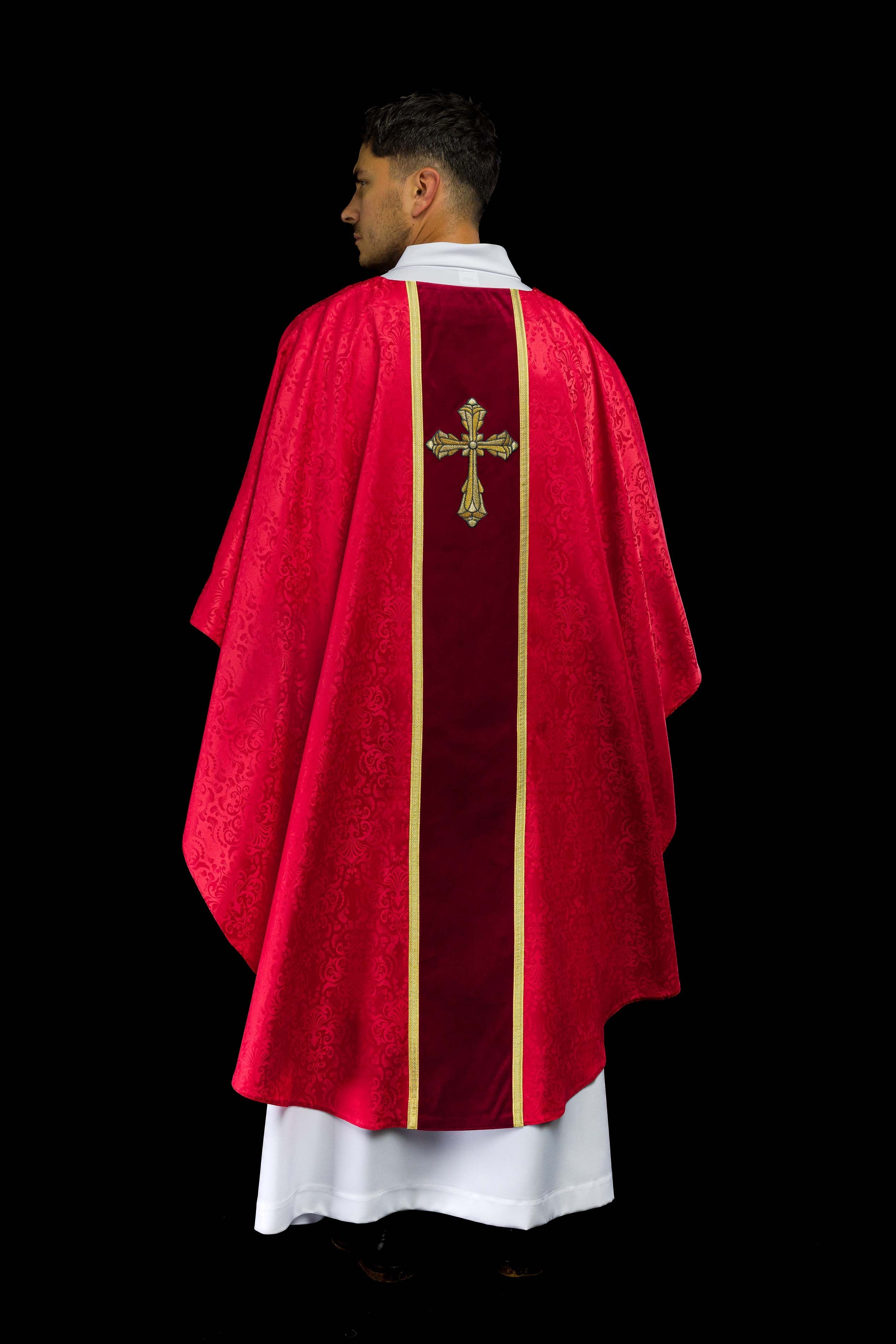 Casula litúrgica vermelha com estola e cruz bordada em tecido jacquard