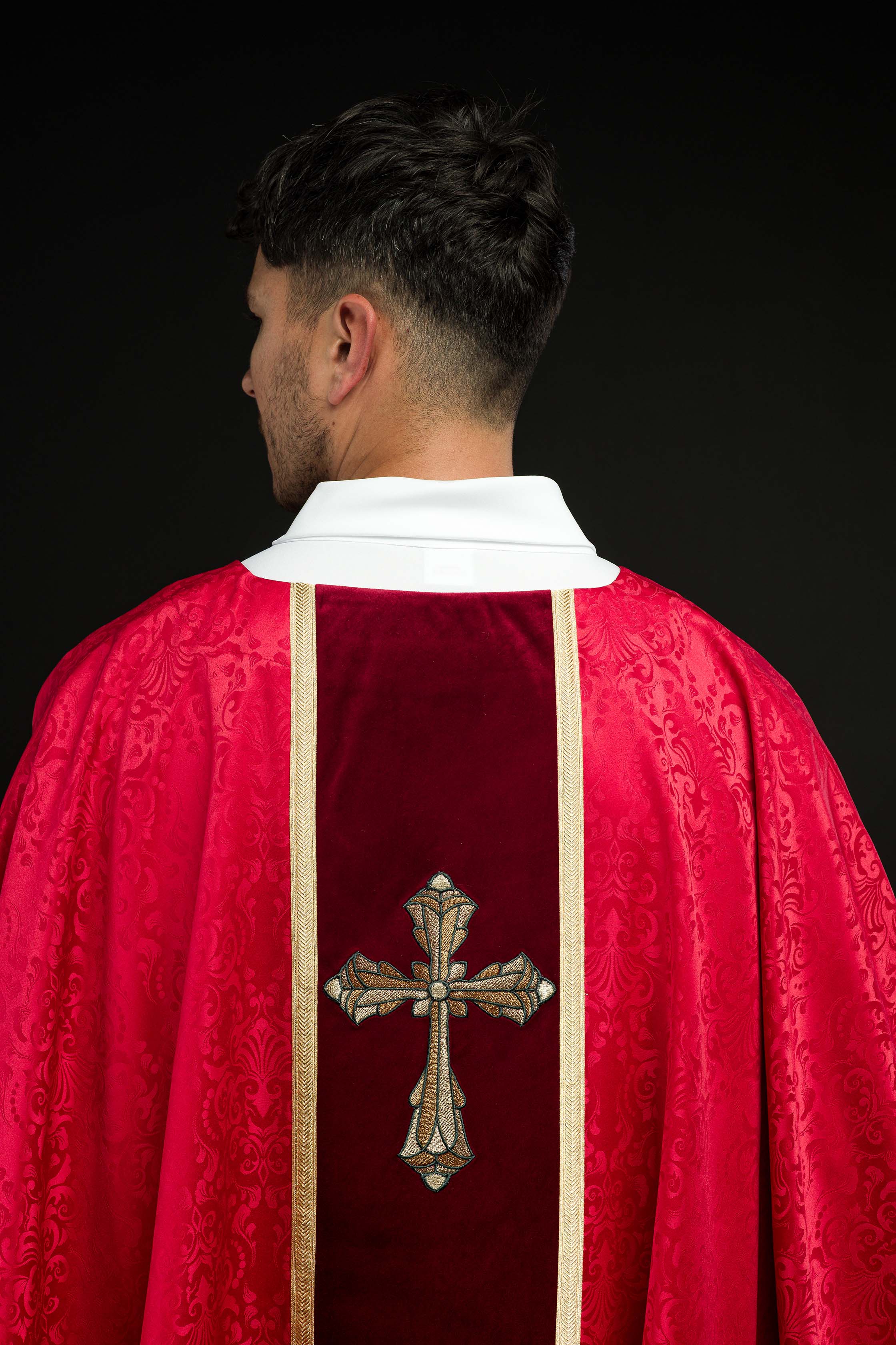 Casula litúrgica vermelha com estola e cruz bordada em tecido jacquard