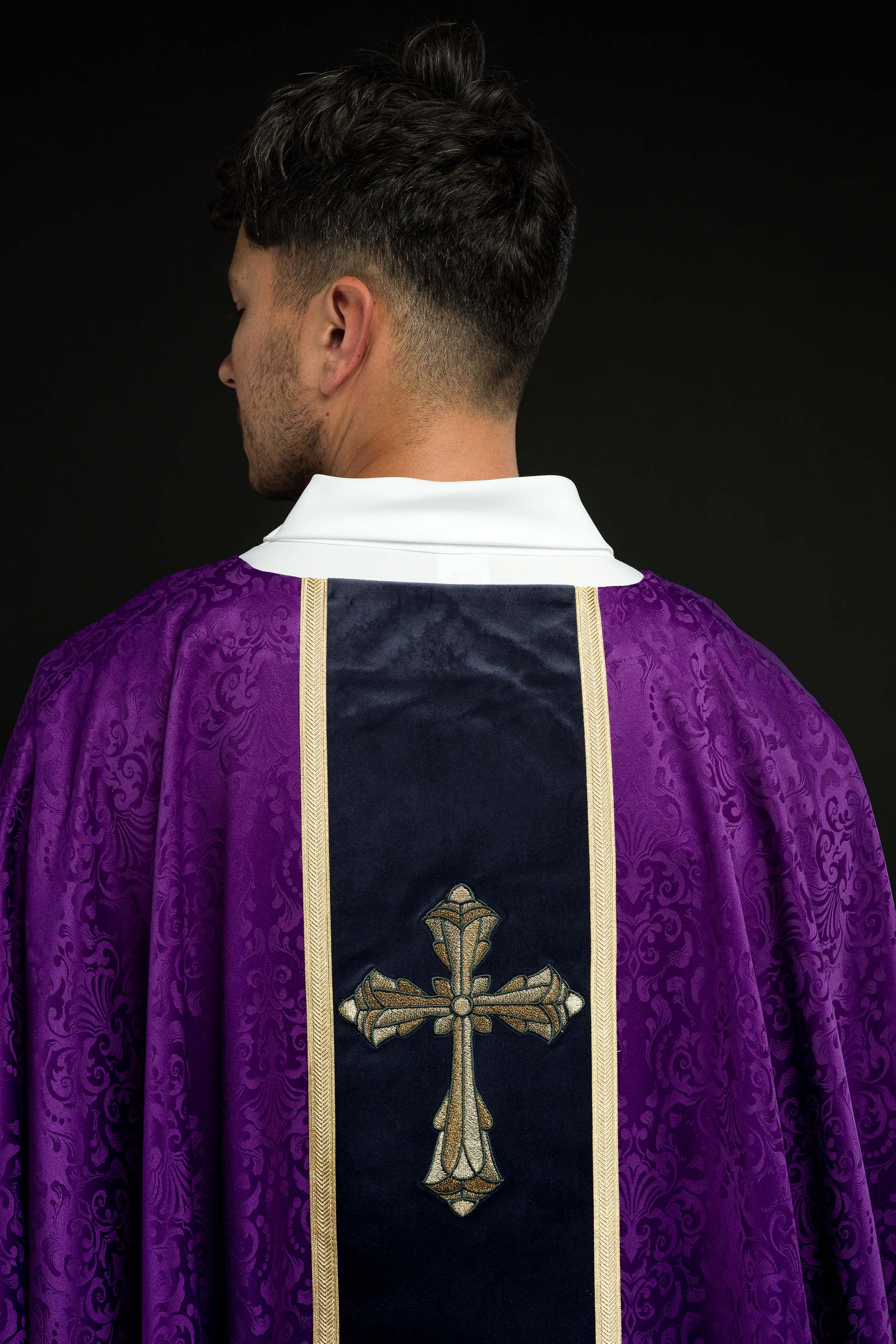 Casula litúrgica roxa com estola e cruz bordada em tecido jacquard