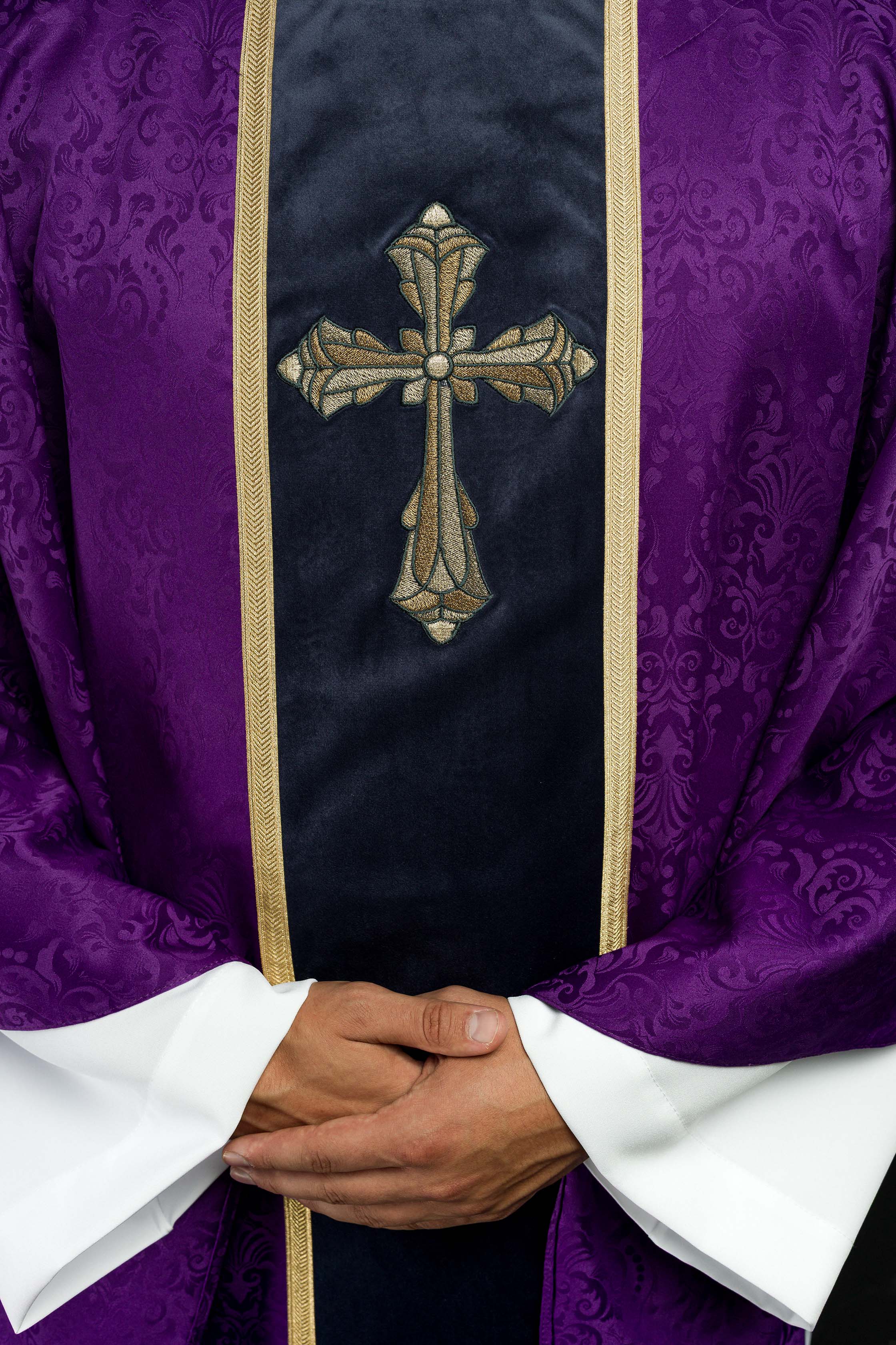 Casula litúrgica roxa com estola e cruz bordada em tecido jacquard