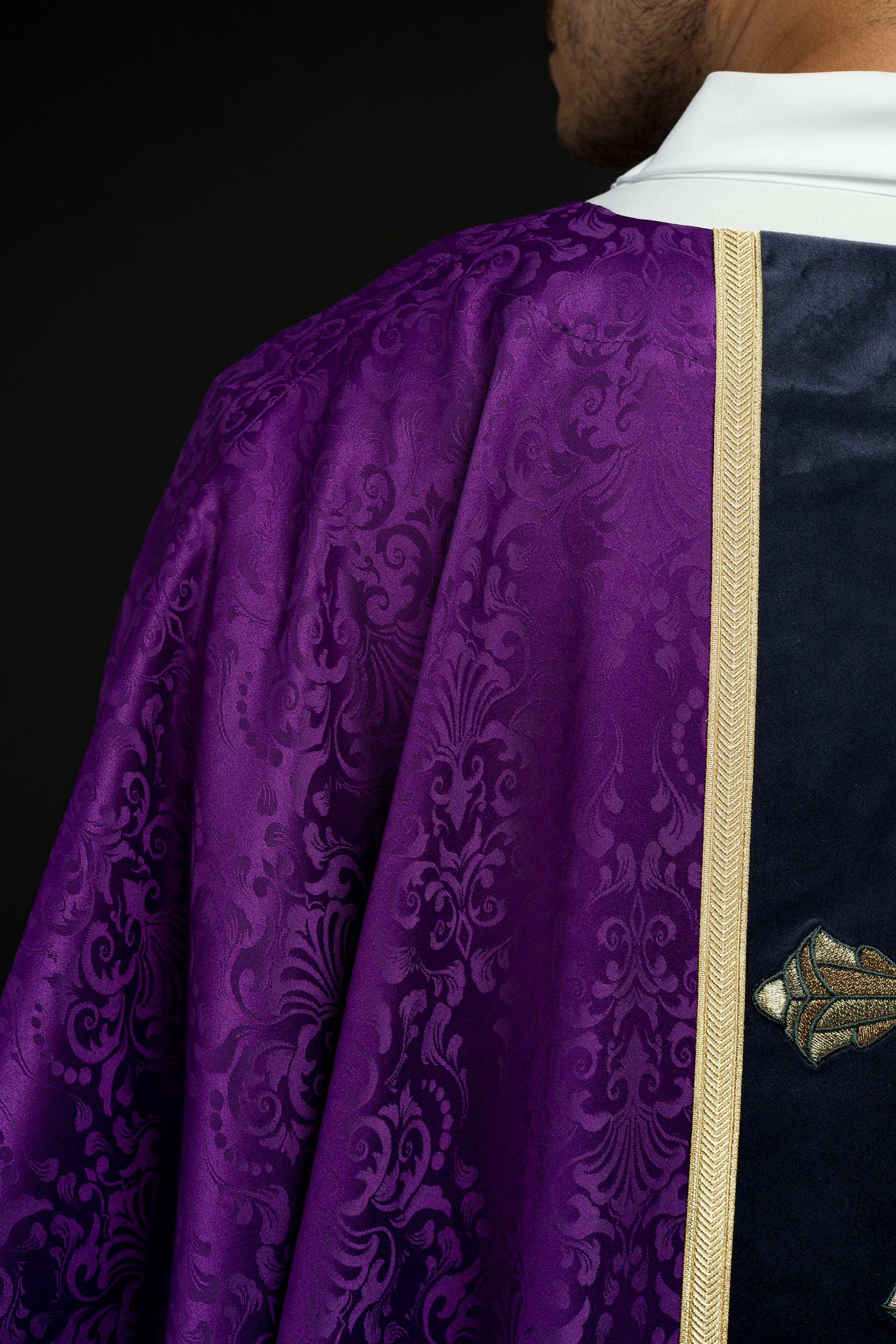 Casula litúrgica roxa com estola e cruz bordada em tecido jacquard