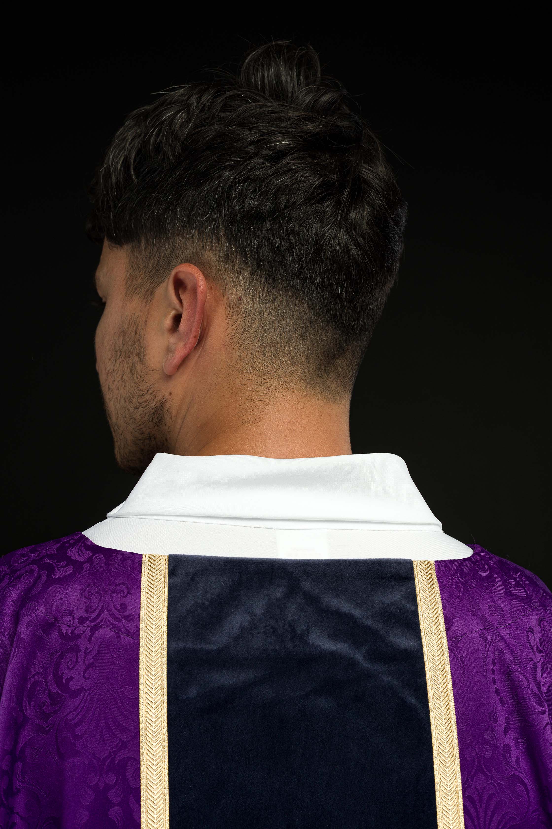 Casula litúrgica roxa com estola e cruz bordada em tecido jacquard