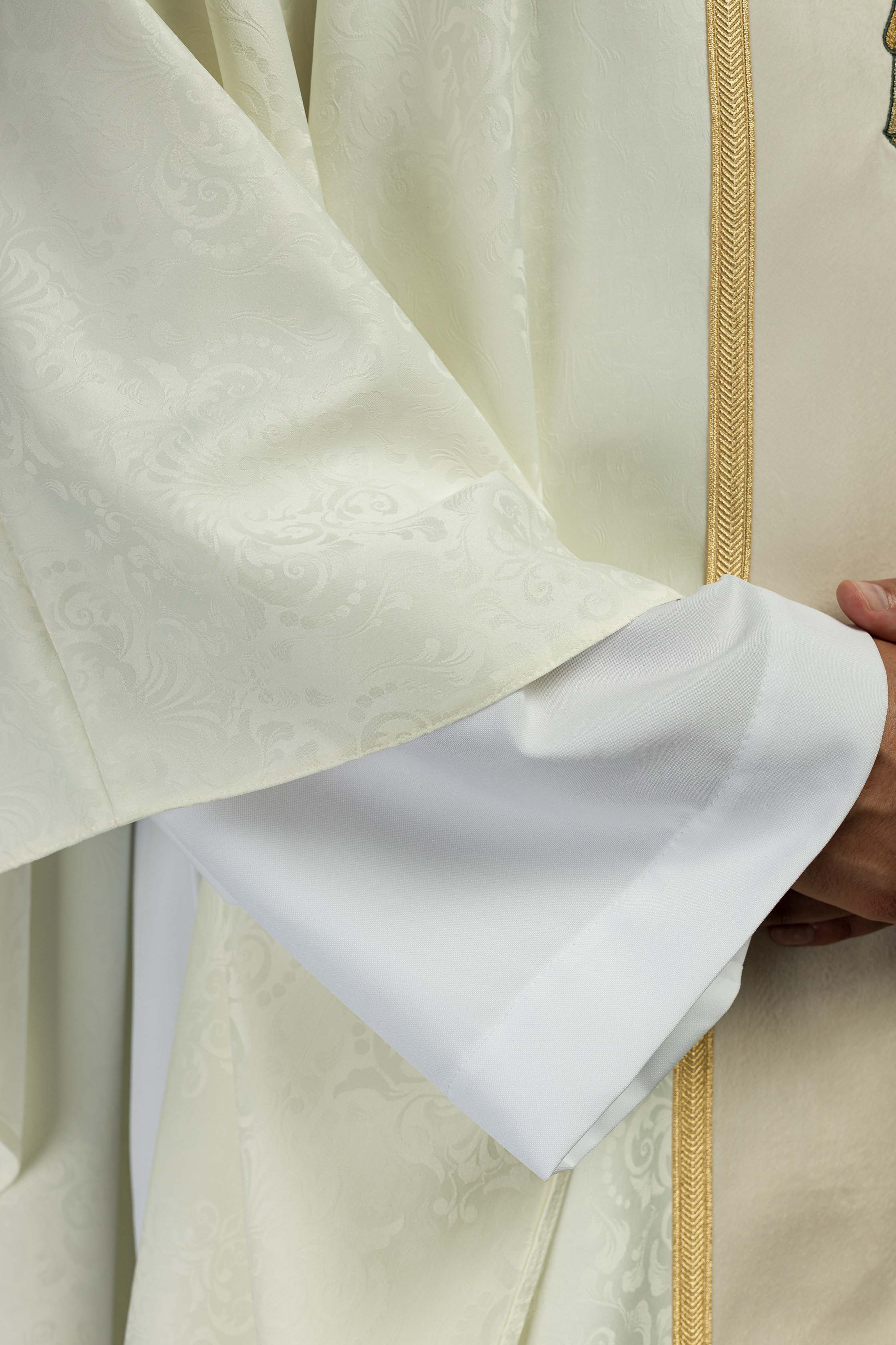 Casula litúrgica em marfim com trança e bordado de cruz em tecido jacquard