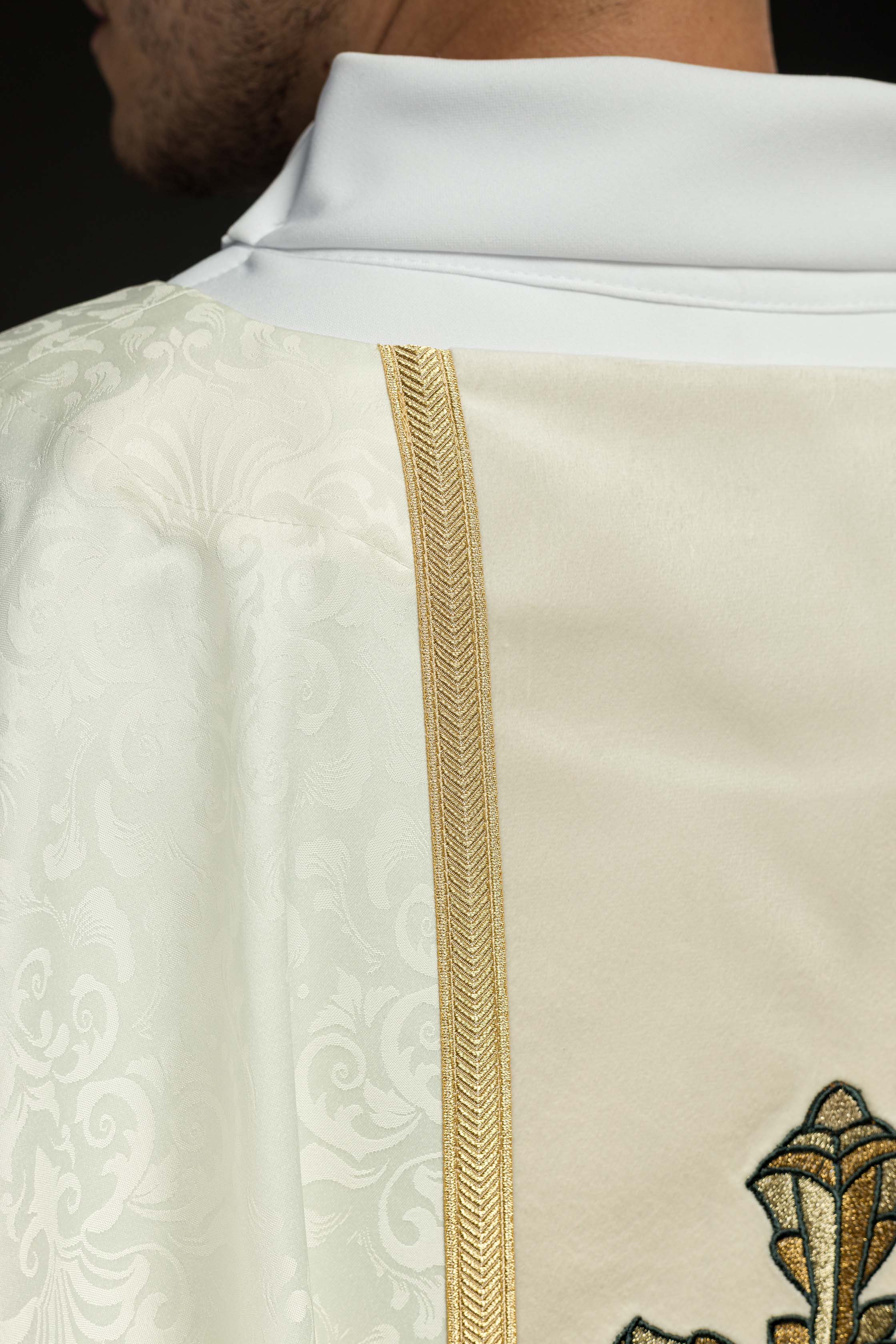 Casula litúrgica em marfim com trança e bordado de cruz em tecido jacquard