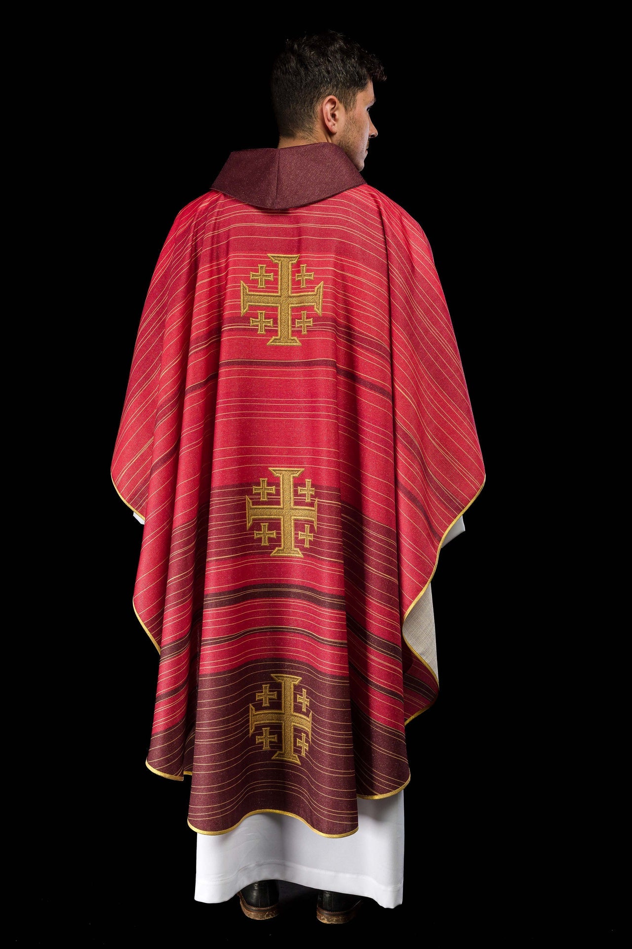 Casulla estampada con la Cruz de Jerusalén – roja