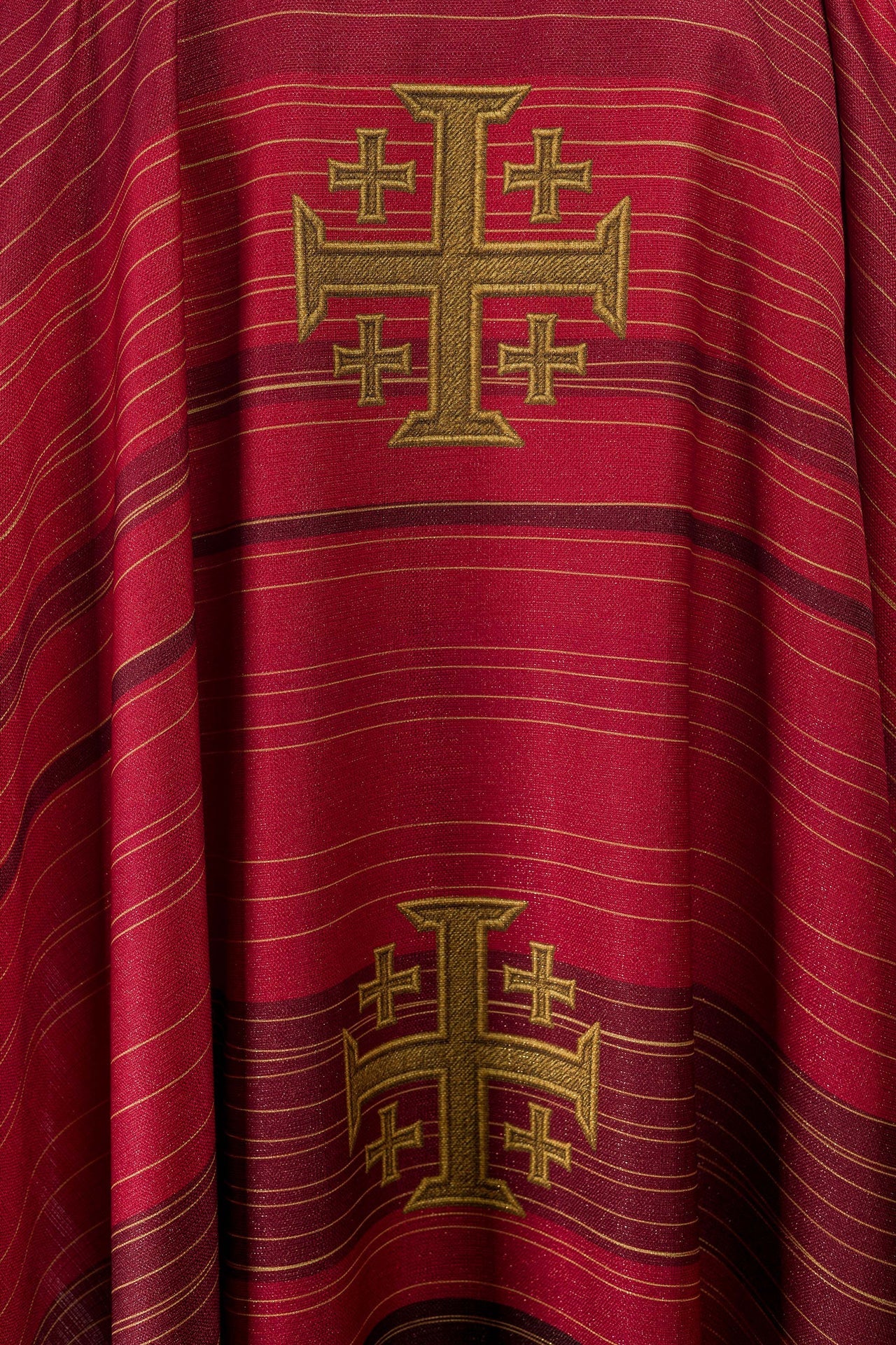 Casulla estampada con la Cruz de Jerusalén – roja