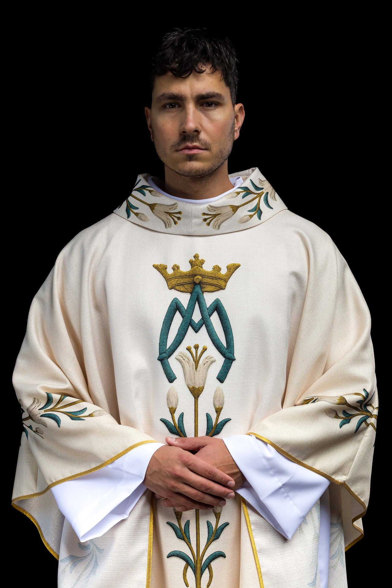 Casulla mariana estampada con motivo de lirios y monograma color ecru