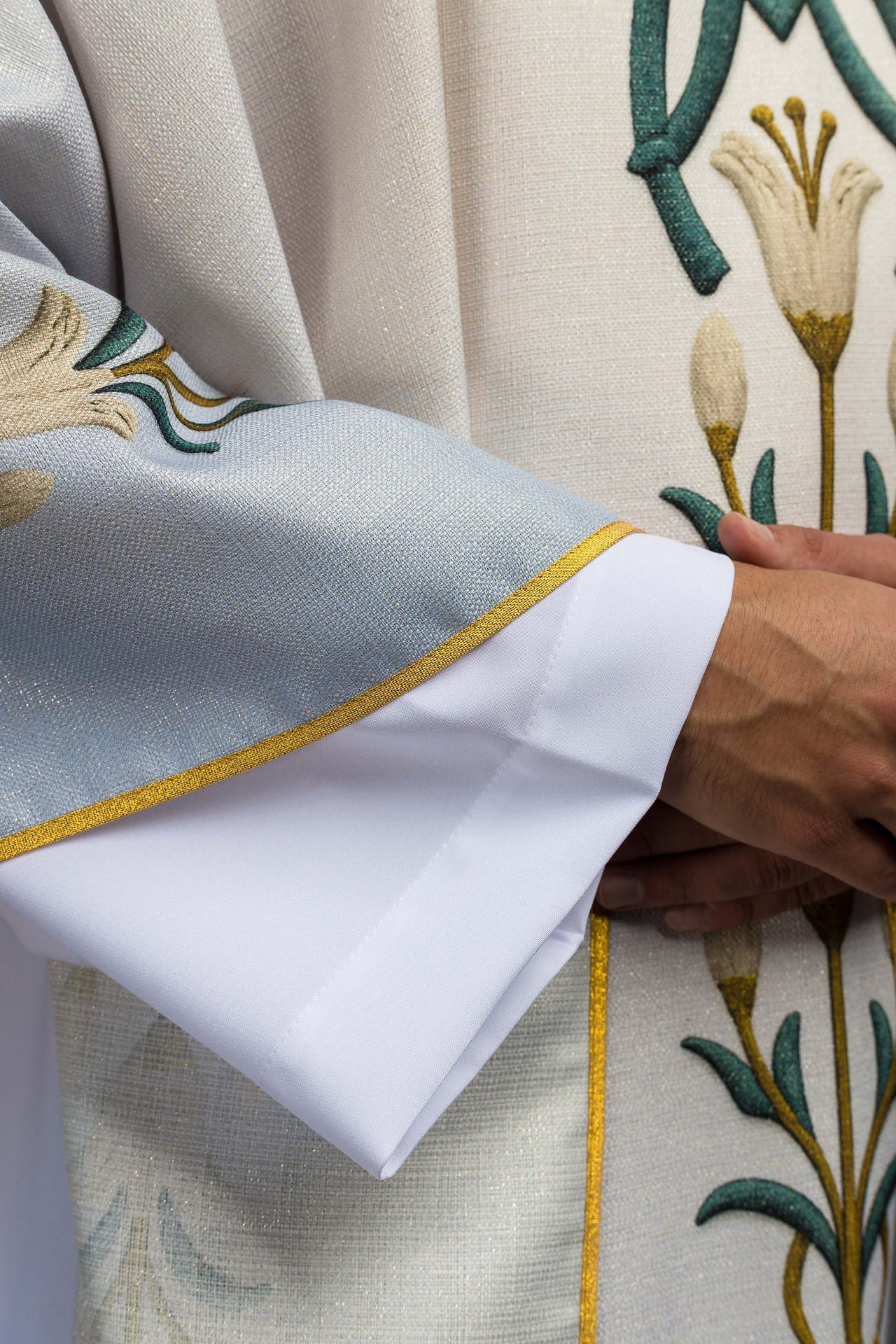 Casulla mariana estampada con motivo de lirios y monograma en azul-ecru