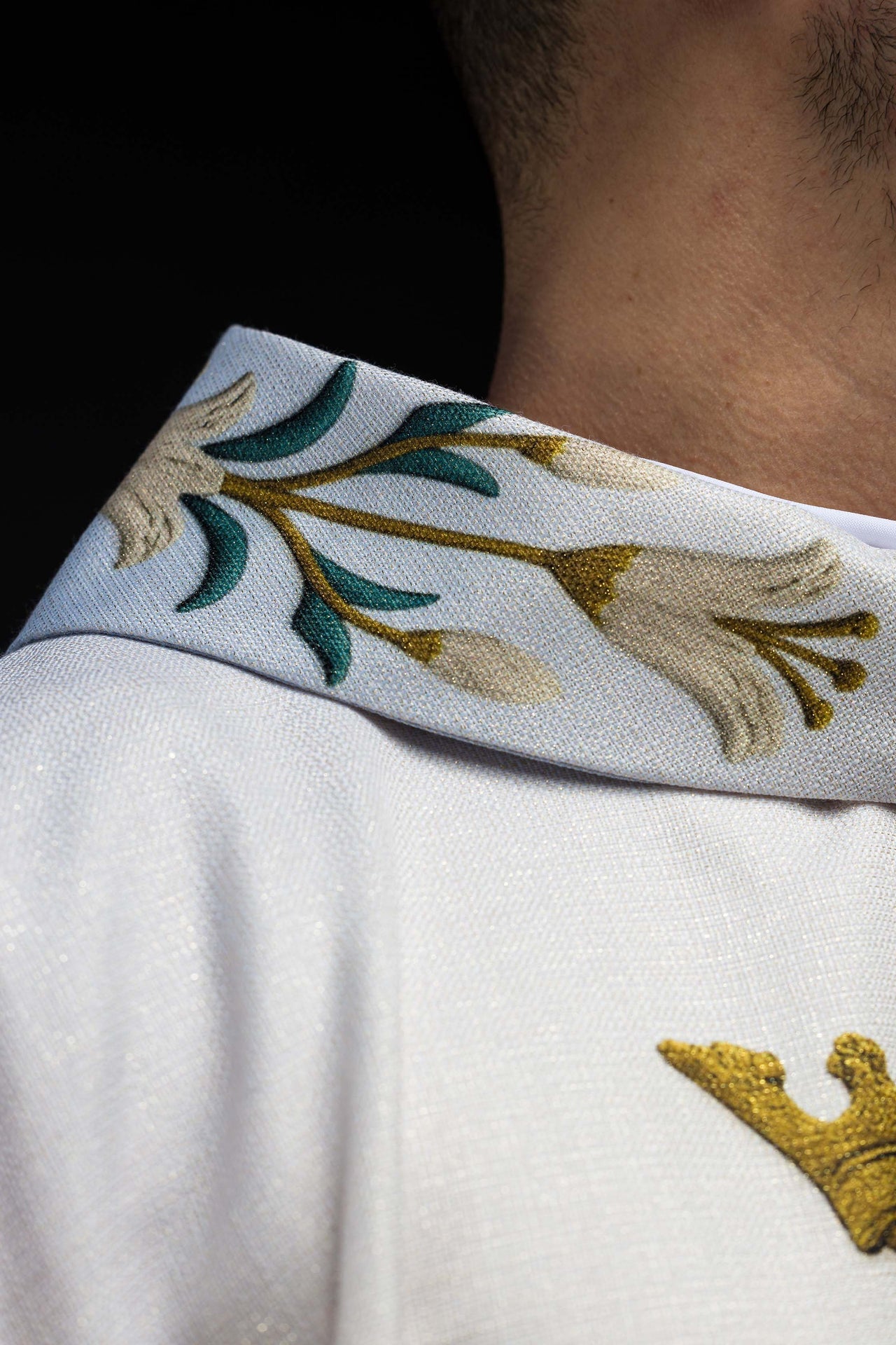 Casulla mariana estampada con motivo de lirios y monograma en azul-ecru