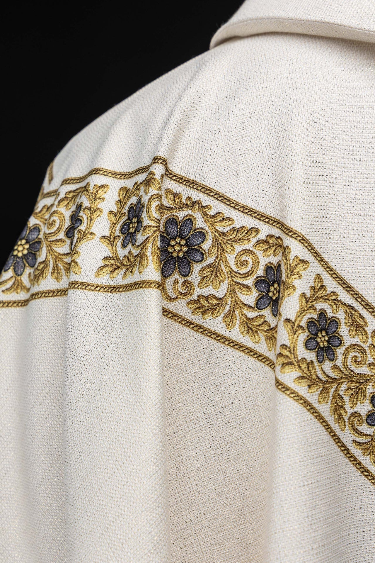 Casulla estampada con la imagen de Nuestra Señora de Lourdes