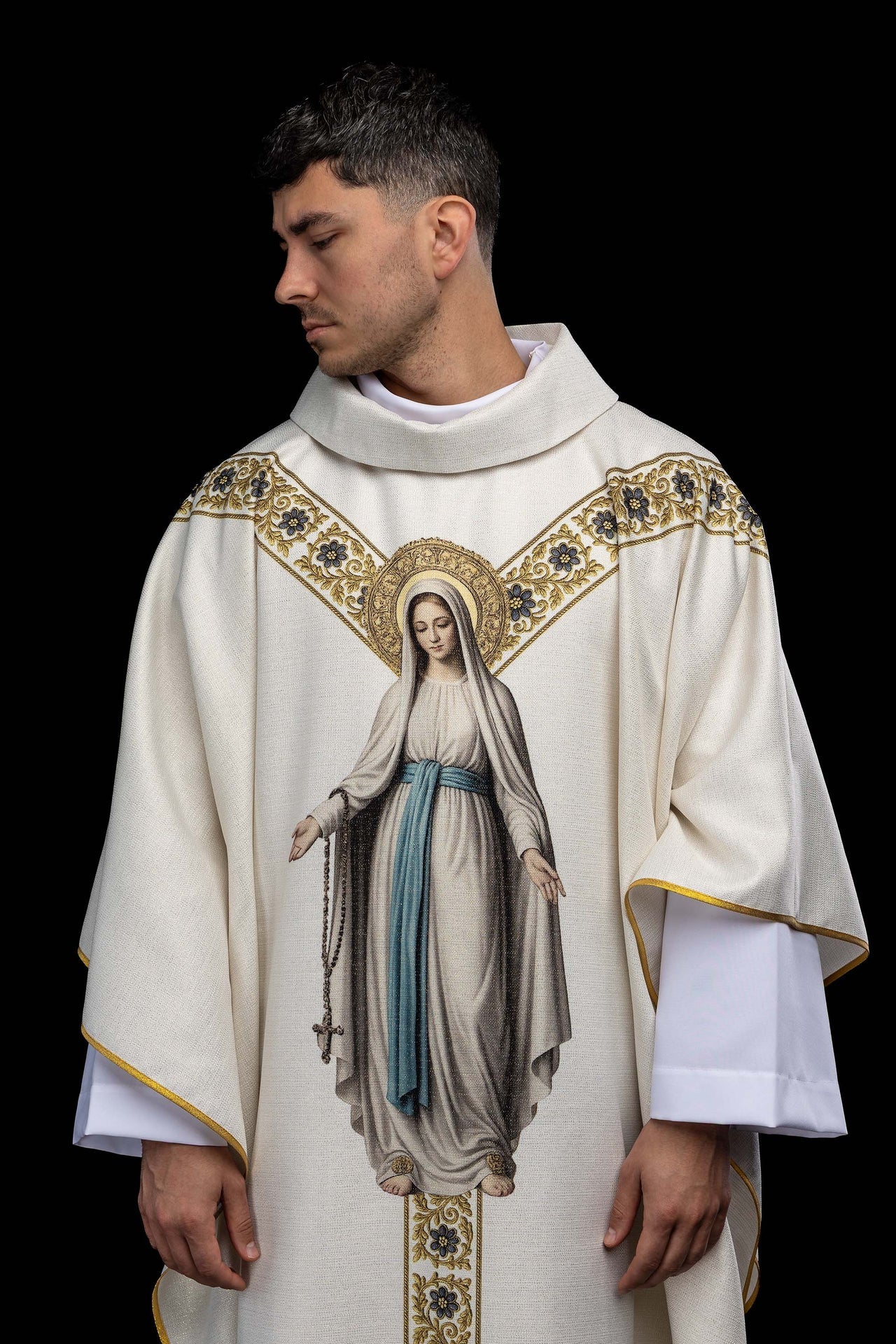 Casulla estampada con la imagen de Nuestra Señora de Lourdes