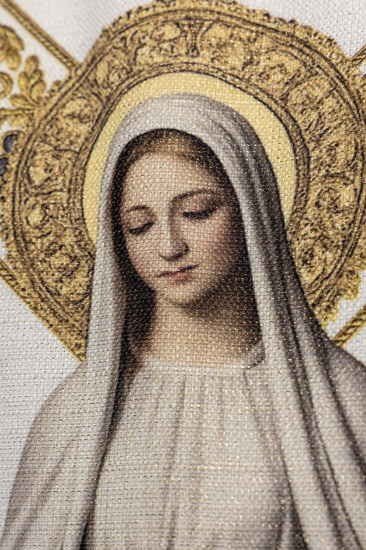 Casulla estampada con la imagen de Nuestra Señora de Lourdes
