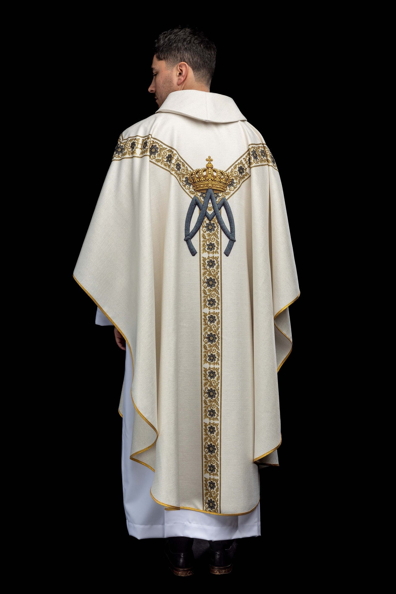 Casulla estampada con la imagen de Nuestra Señora de Lourdes