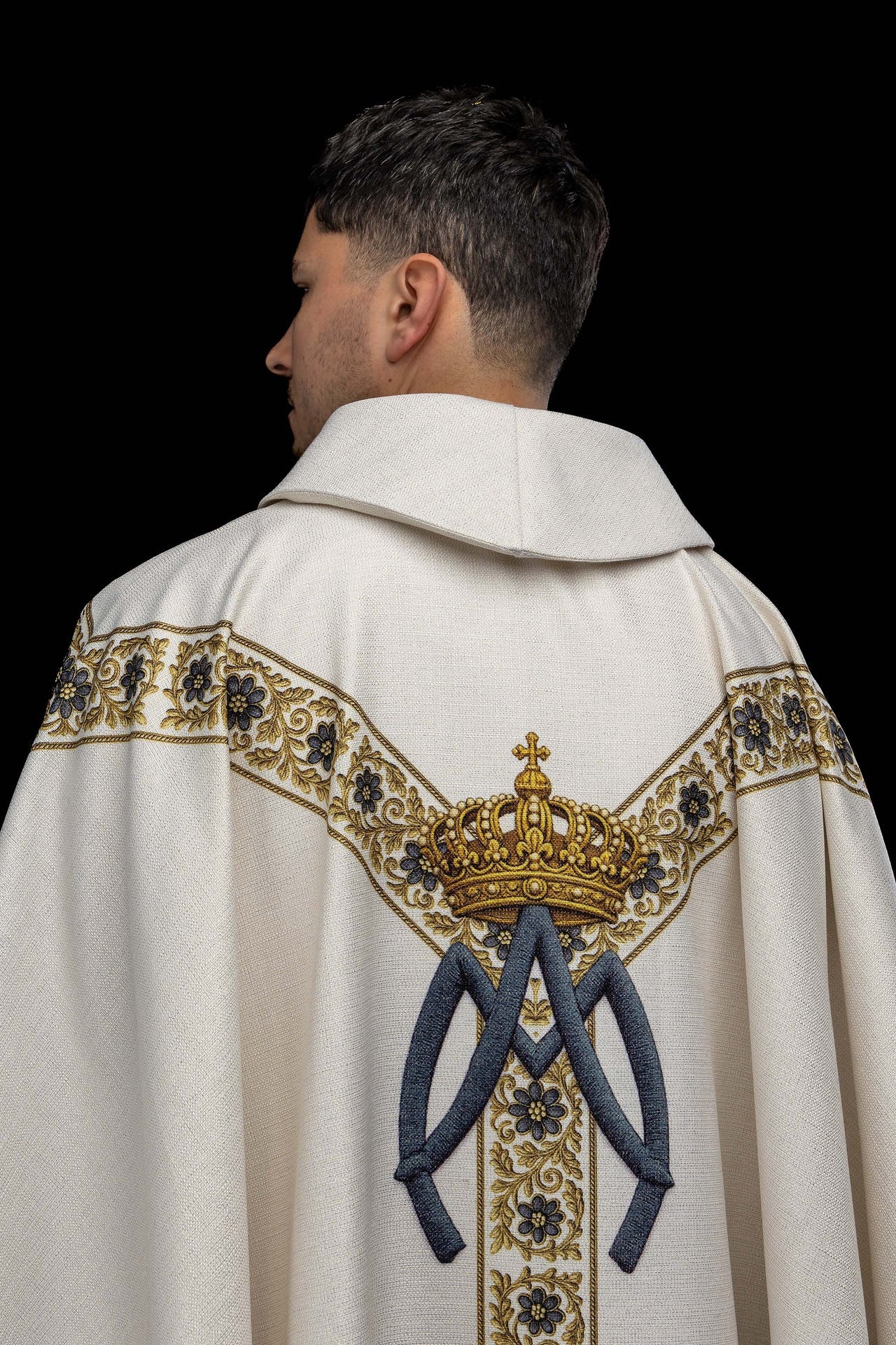 Casulla estampada con la imagen de Nuestra Señora de Lourdes