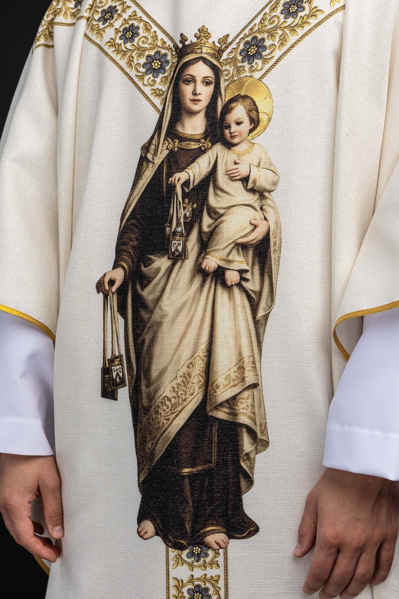 Casulla estampada con la imagen de Nuestra Señora del Carmen