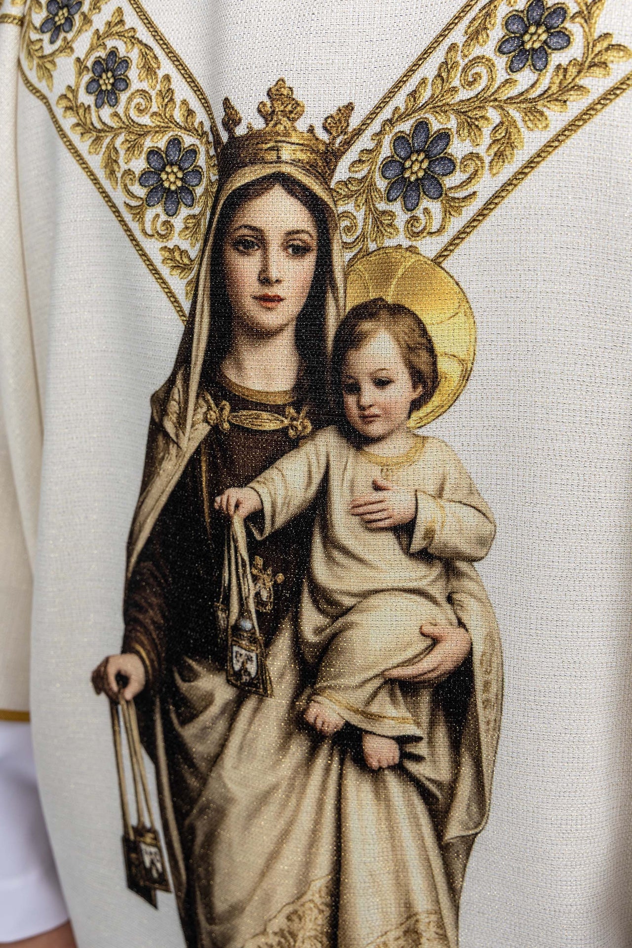 Casulla estampada con la imagen de Nuestra Señora del Carmen