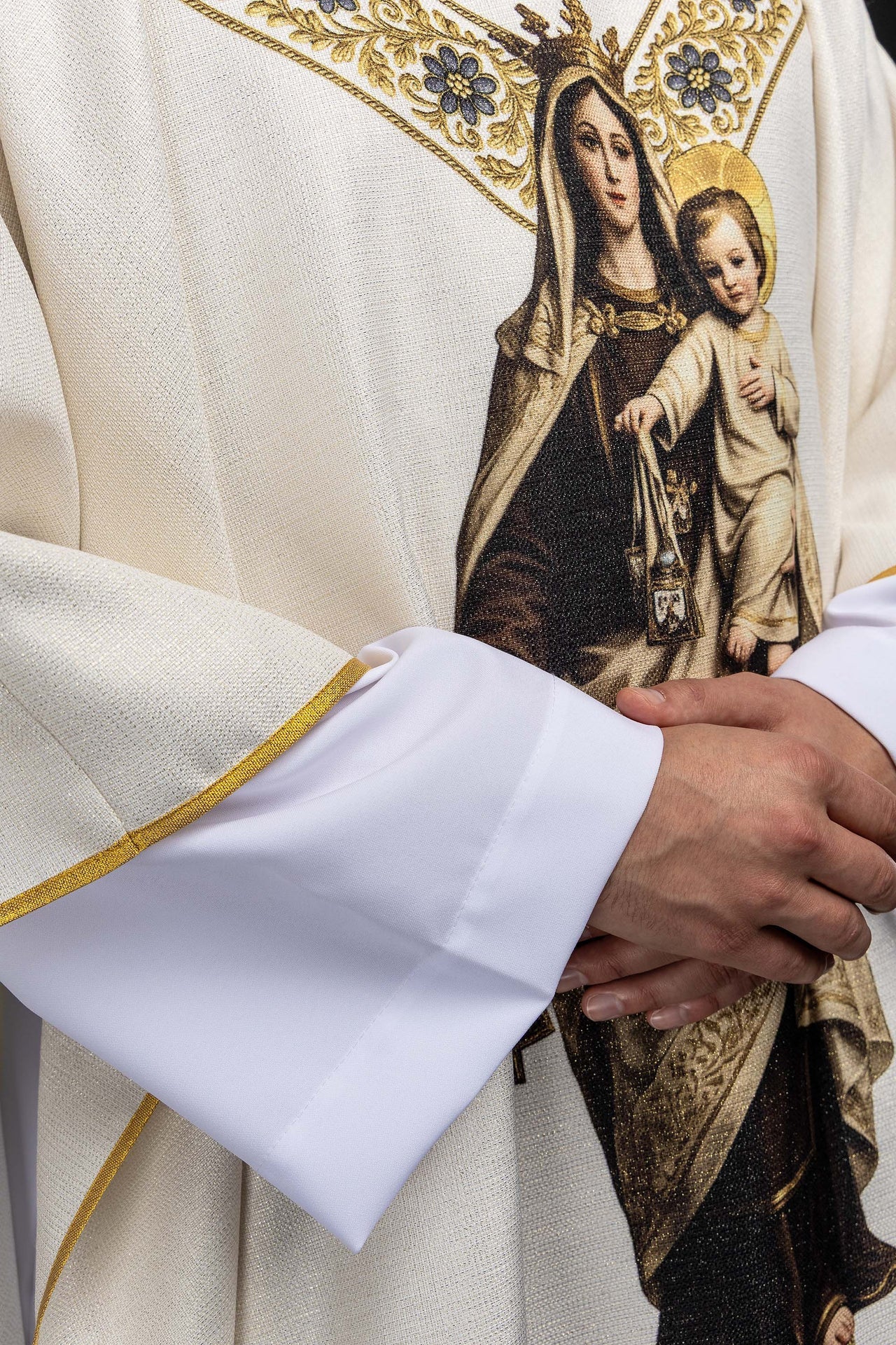 Casulla estampada con la imagen de Nuestra Señora del Carmen
