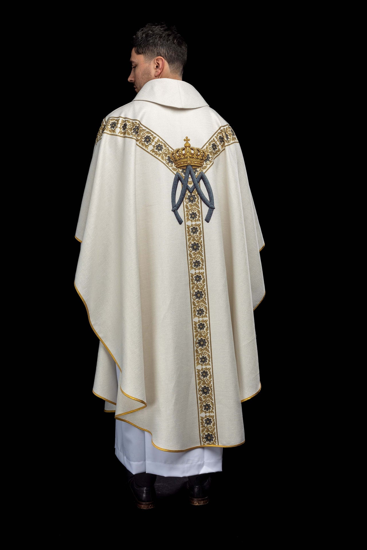 Casulla estampada con la imagen de Nuestra Señora del Carmen