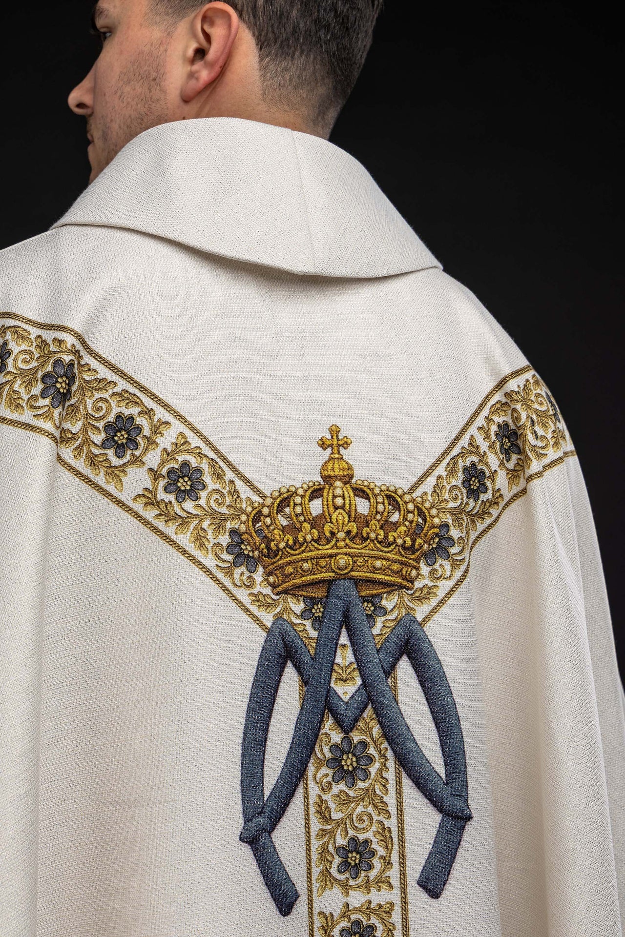 Casulla estampada con la imagen de Nuestra Señora del Carmen