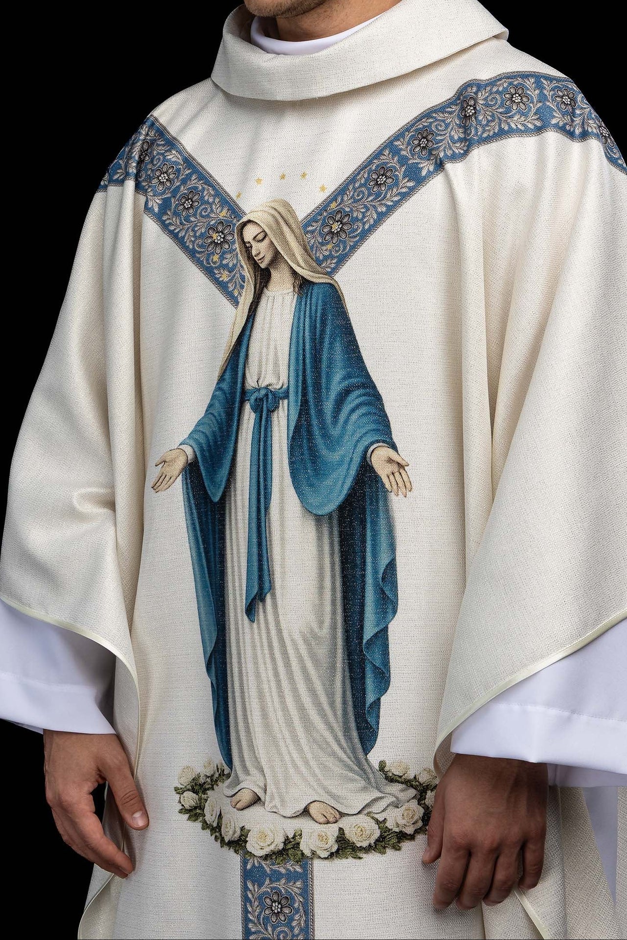 Casulla estampada con la imagen de la Inmaculada Concepción