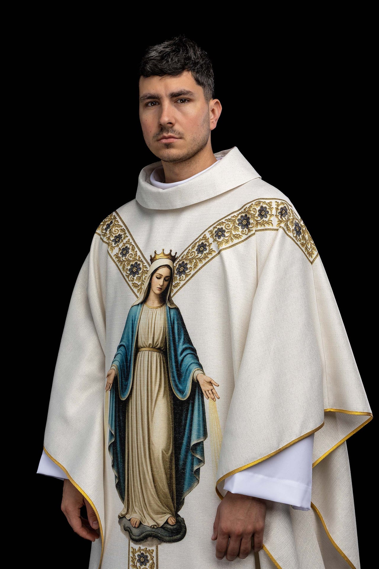 Casulla estampada con la imagen de la Inmaculada Concepción