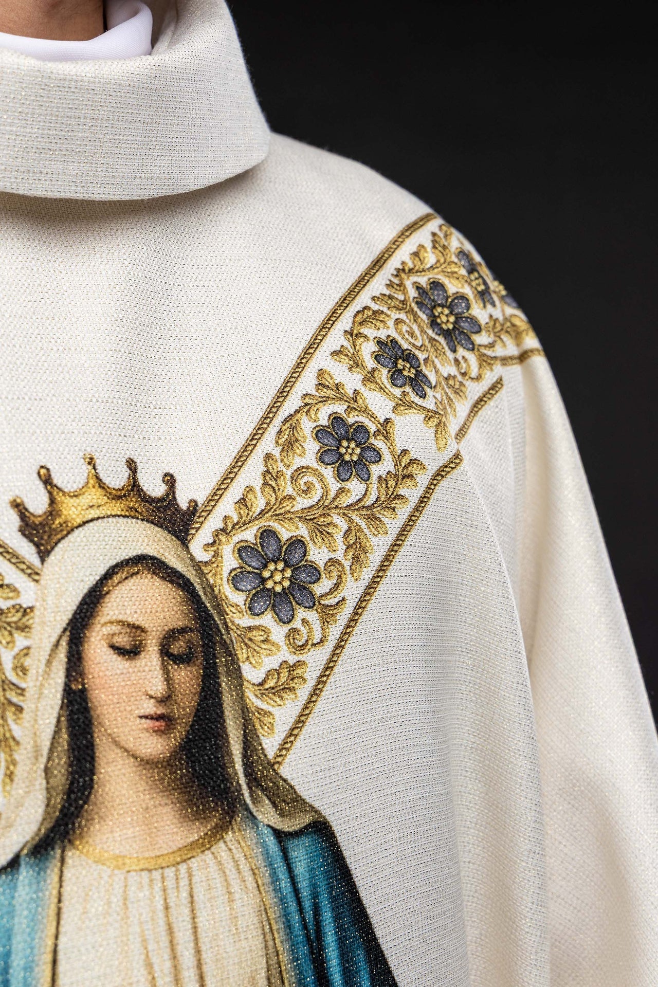 Casulla estampada con la imagen de la Inmaculada Concepción