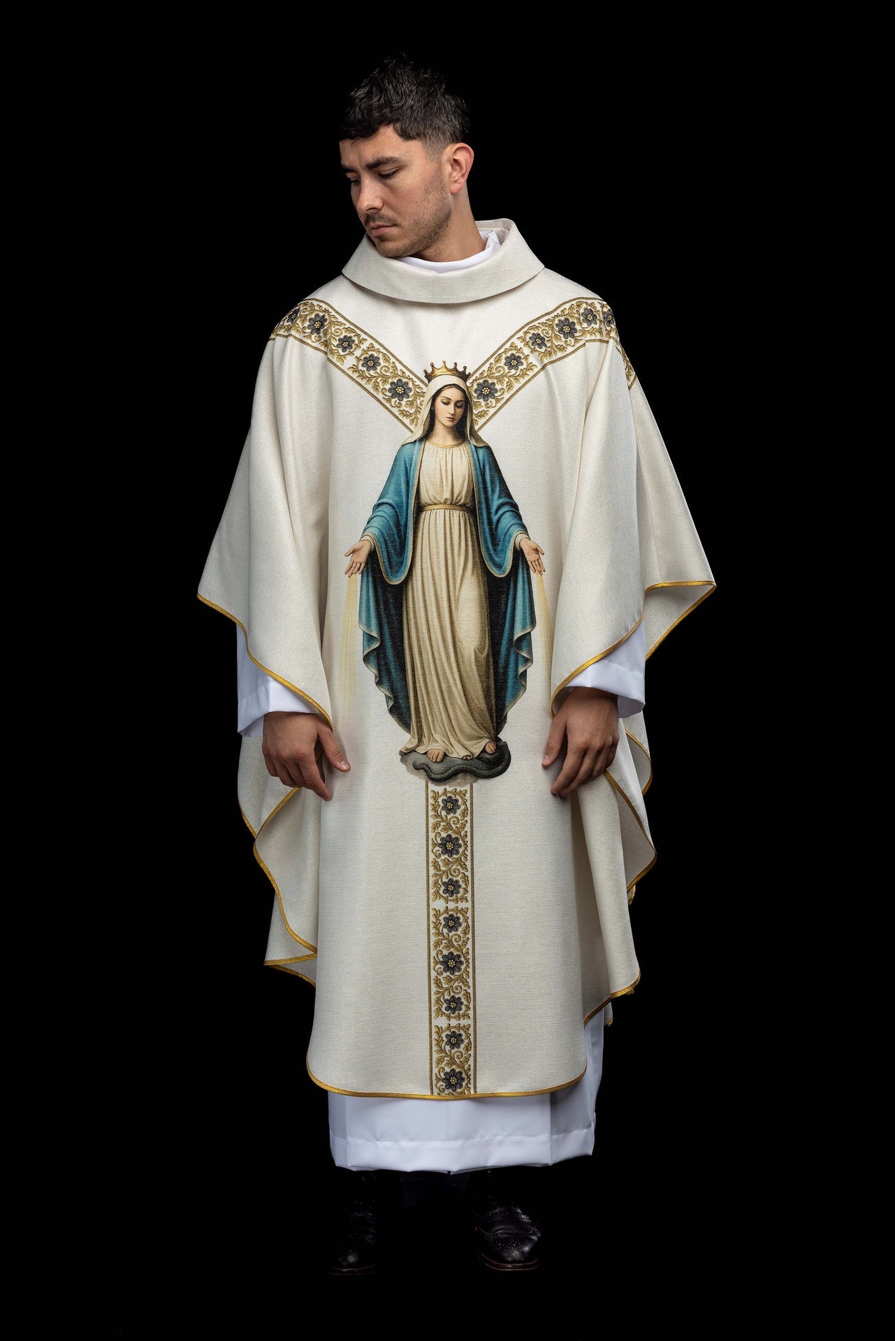 Casulla estampada con la imagen de la Inmaculada Concepción
