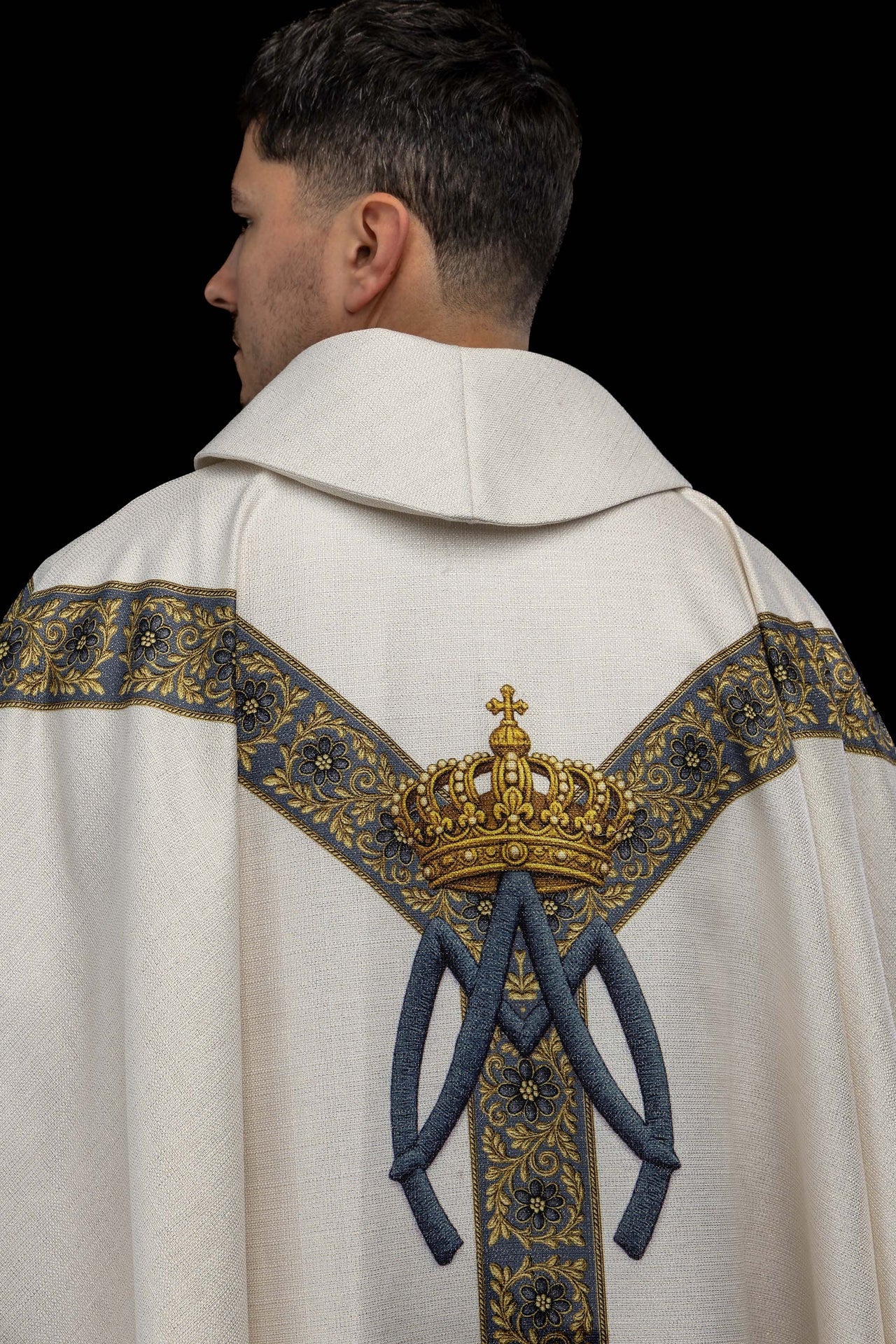 Casulla estampada con la imagen de Nuestra Señora de la Asunción